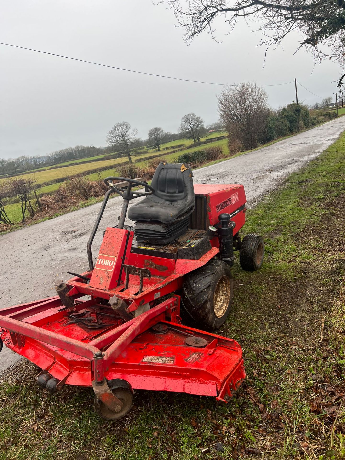 TORO GROUNDSMASTER 220D RIDE ON LAWN MOWER, RUNS WORKS AND CUTS *PLUS VAT* - Image 3 of 9