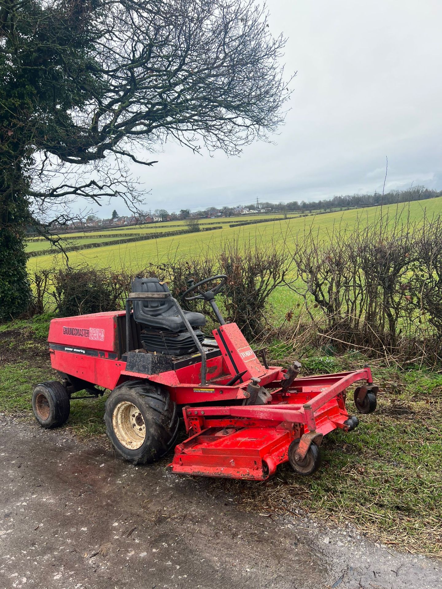 TORO GROUNDSMASTER 220D RIDE ON LAWN MOWER, RUNS WORKS AND CUTS *PLUS VAT*