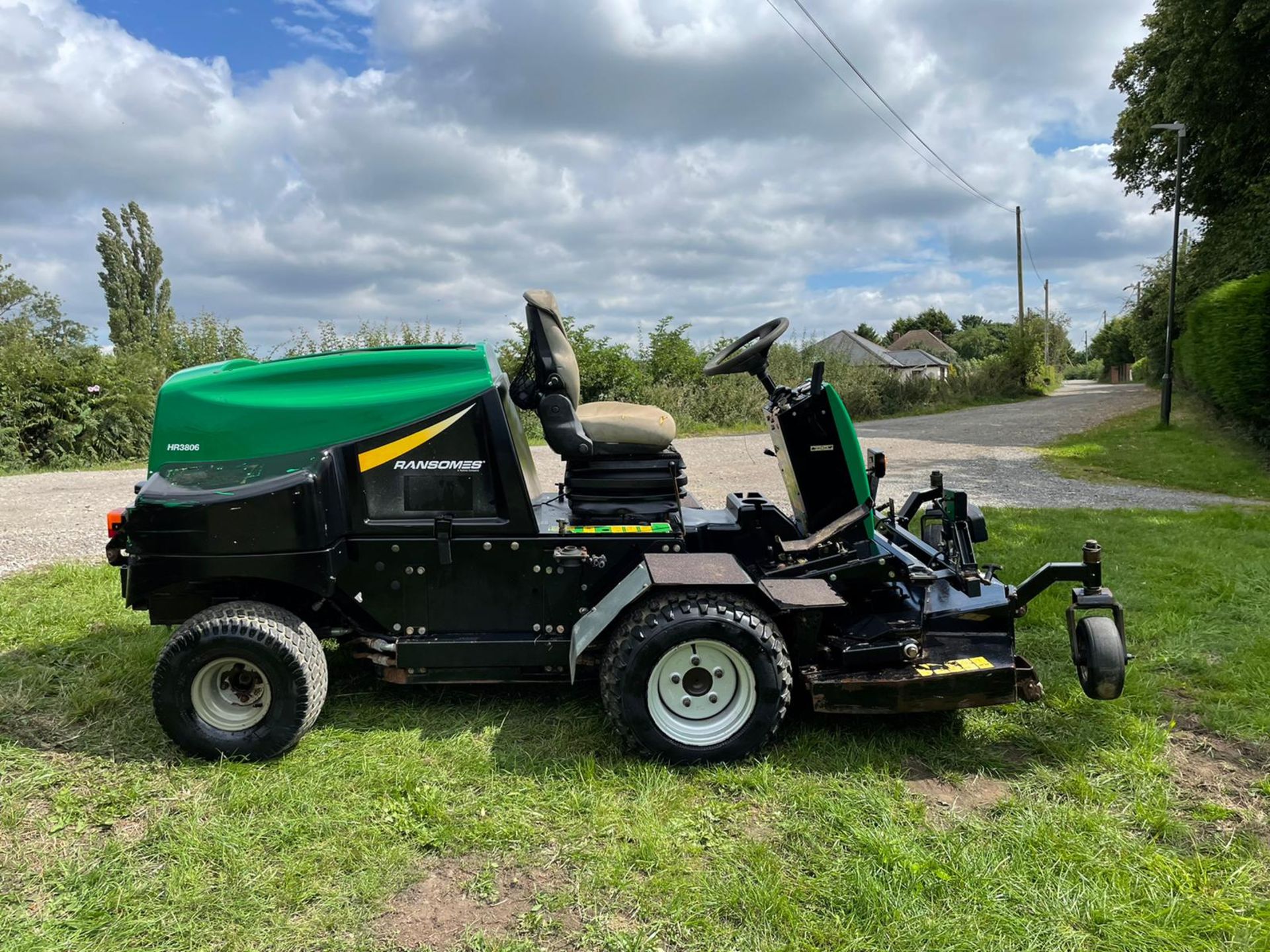 RANSOMES HR3806 RIDE ON MOWER, RUNS DRIVES AND CUTS, SHOWING 2917 HOURS, HYDROSTATIC *PLUS VAT* - Image 3 of 10