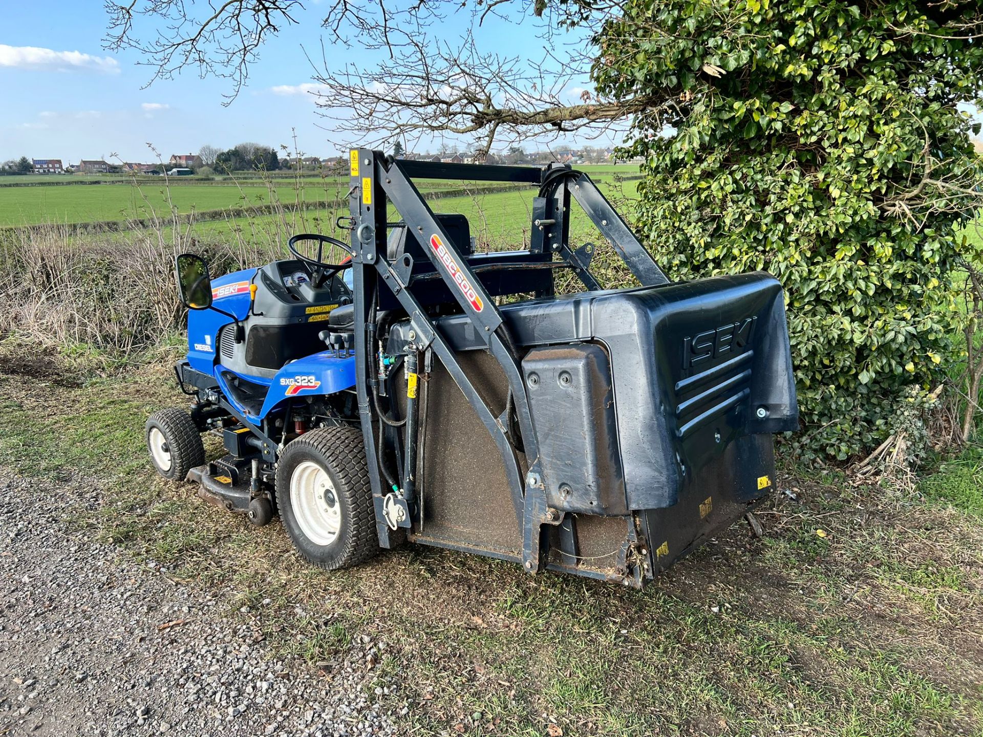 2012 Iseki SXG323 Diesel High Tip Ride On Mower, Runs Drives Cuts And Collects *PLUS VAT* - Image 5 of 15