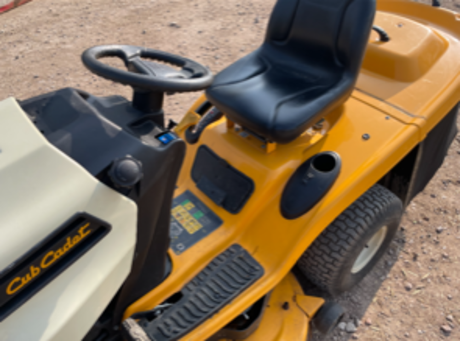 Cub cadet CC1024 hydrostatic ride on mower, 2016 manufactured, like new condition only 400hrs - Image 5 of 6