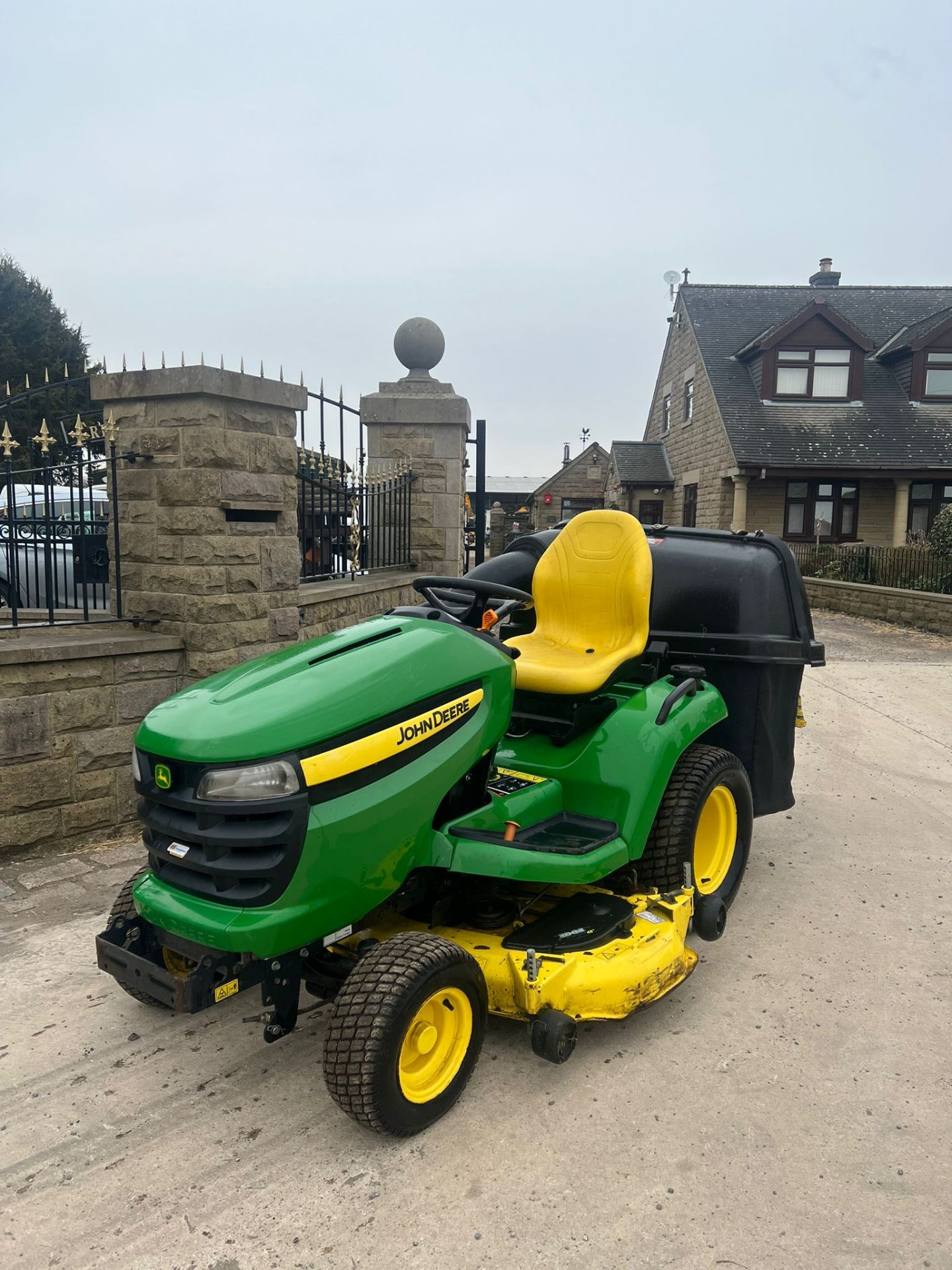 JOHN DEERE X540 RIDE ON LAWN MOWER, HYDRAULIC UP AND DOWN DECK, YEAR 2012 *PLUS VAT* - Image 2 of 9