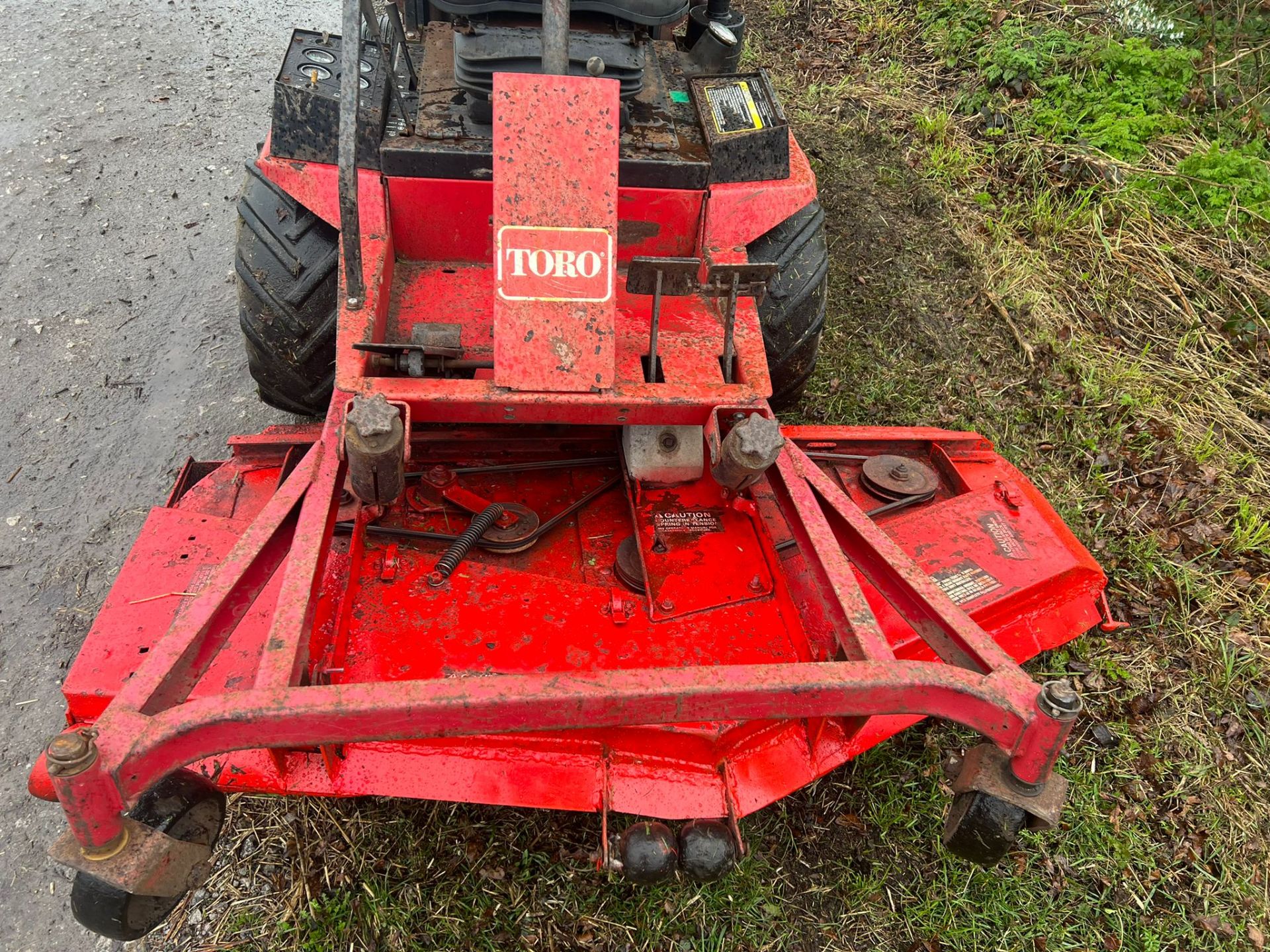 TORO GROUNDSMASTER 220D RIDE ON LAWN MOWER, RUNS WORKS AND CUTS *PLUS VAT* - Image 5 of 9