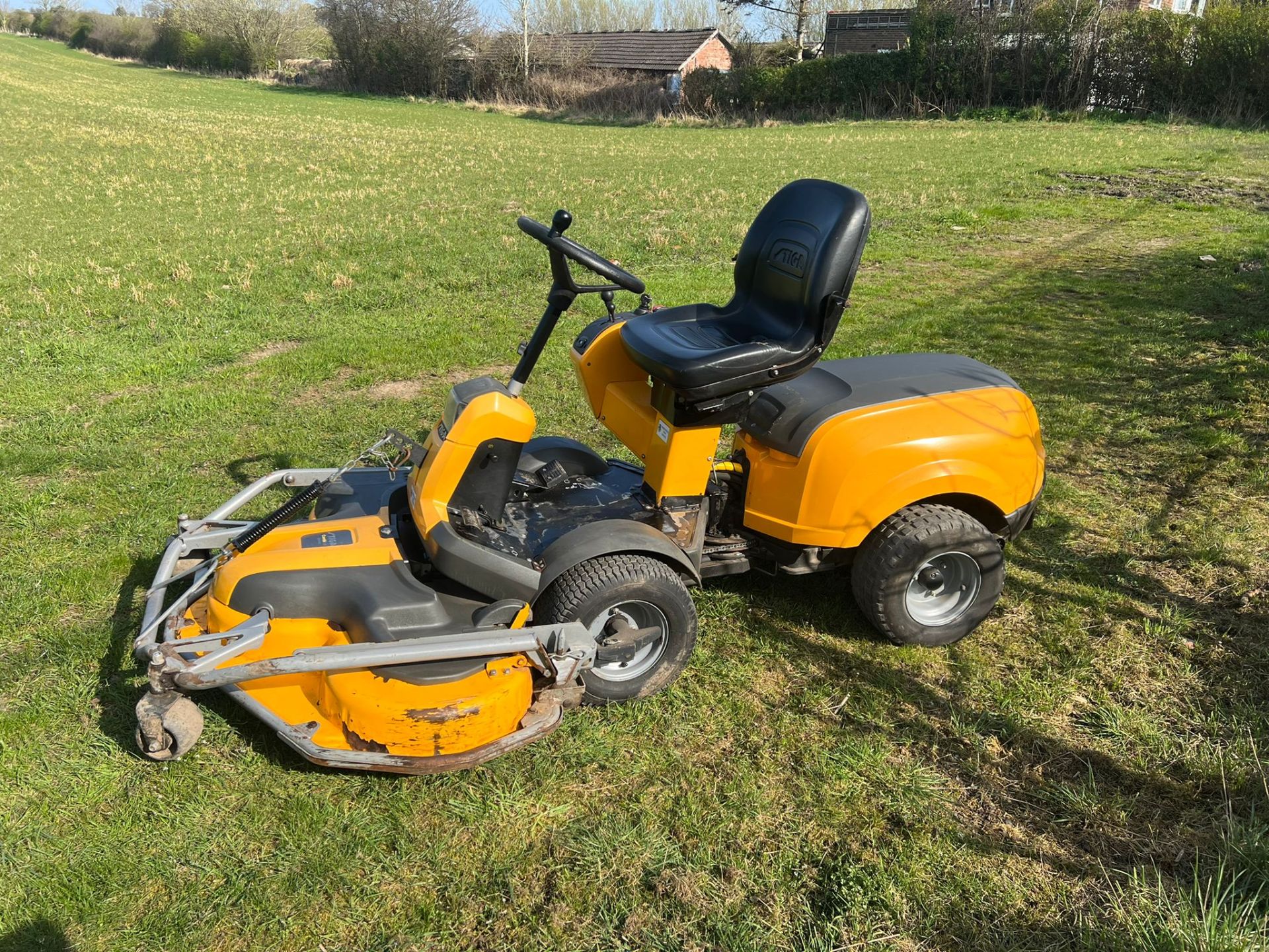 STIGA PARK 540 DPX RIDE ON LAWN MOWER DIESEL ENGINE, Runs drives and cuts, Year 2016 *PLUS VAT* - Image 3 of 6