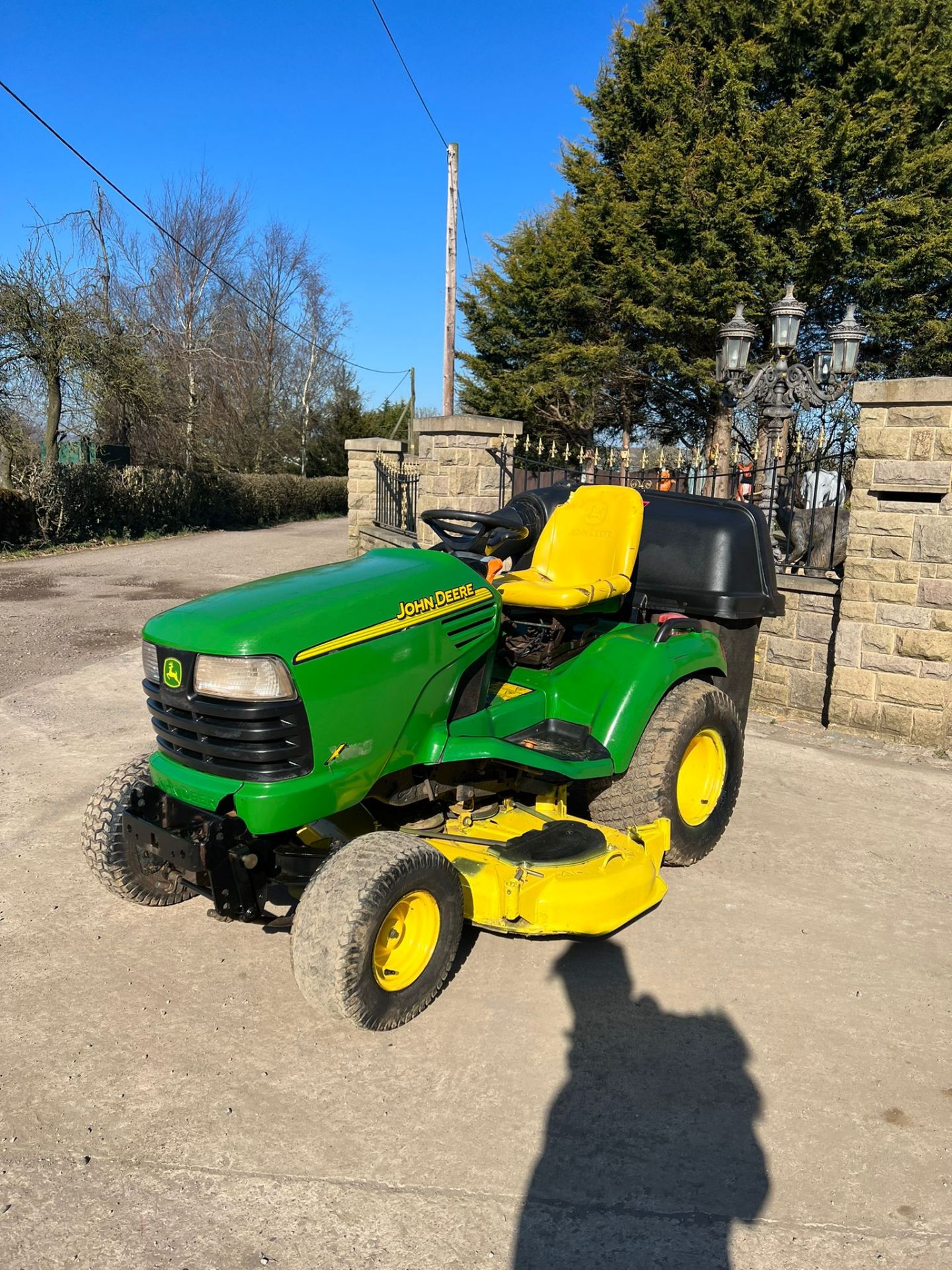 JOHN DEERE X495 DIESEL RIDE ON LAWN MOWER *PLUS VAT* - Image 3 of 8