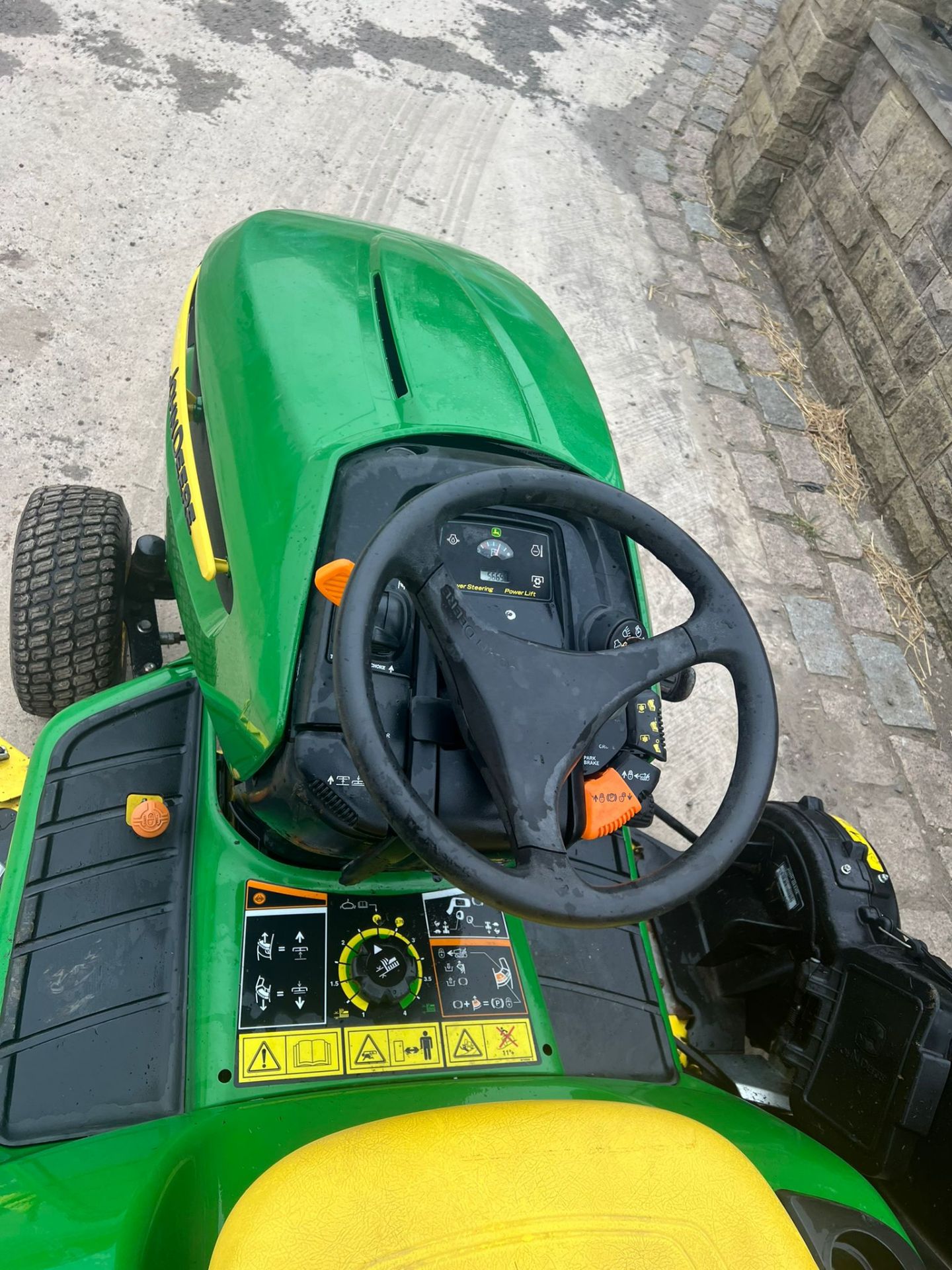 JOHN DEERE X540 RIDE ON LAWN MOWER, HYDRAULIC UP AND DOWN DECK, YEAR 2012 *PLUS VAT* - Image 8 of 9