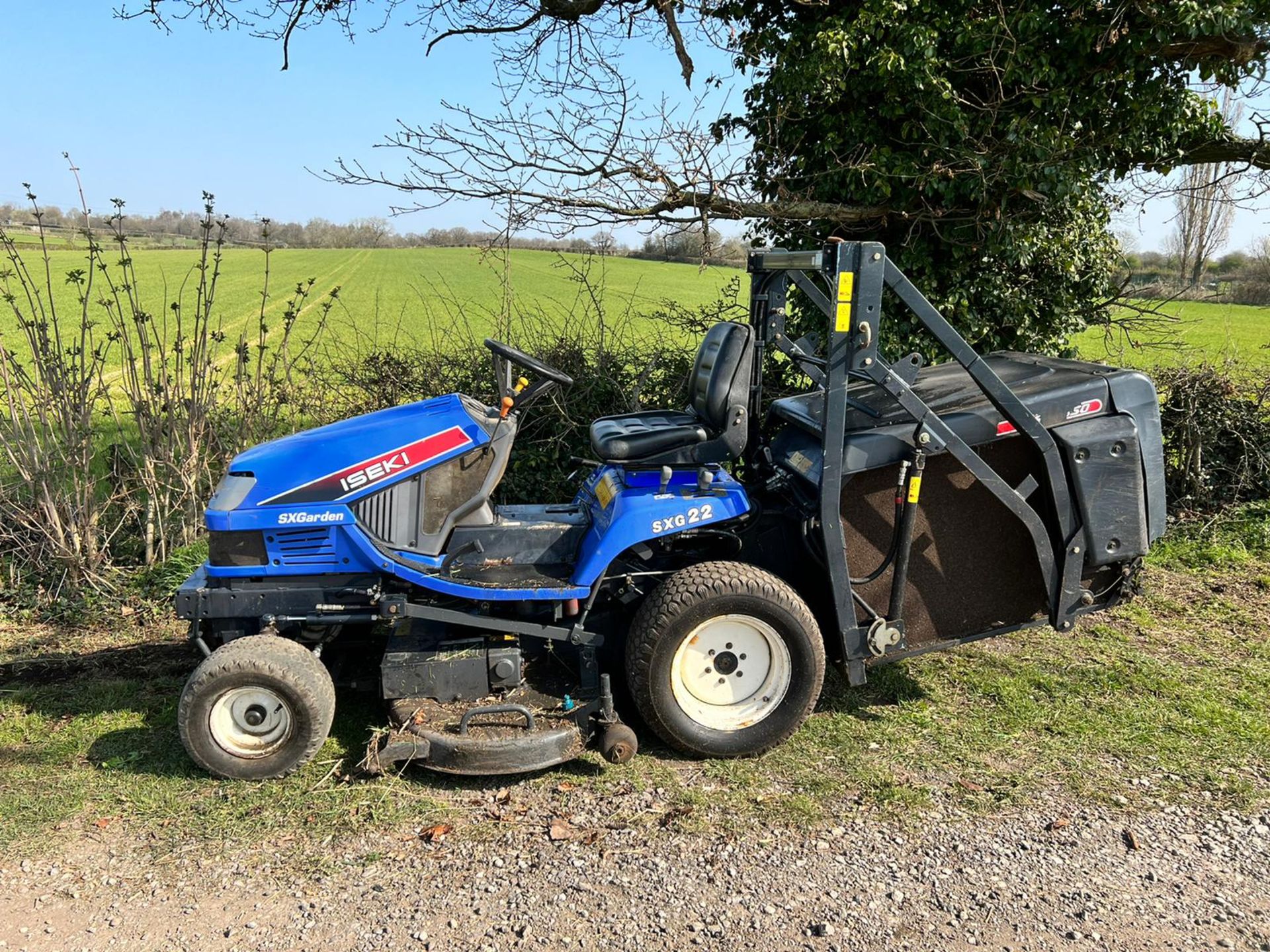 Iseki SXG22 Diesel High Tip Ride On Mower With Iseki SBC550 Collector, Runs Drives Cuts And Collects - Image 3 of 14