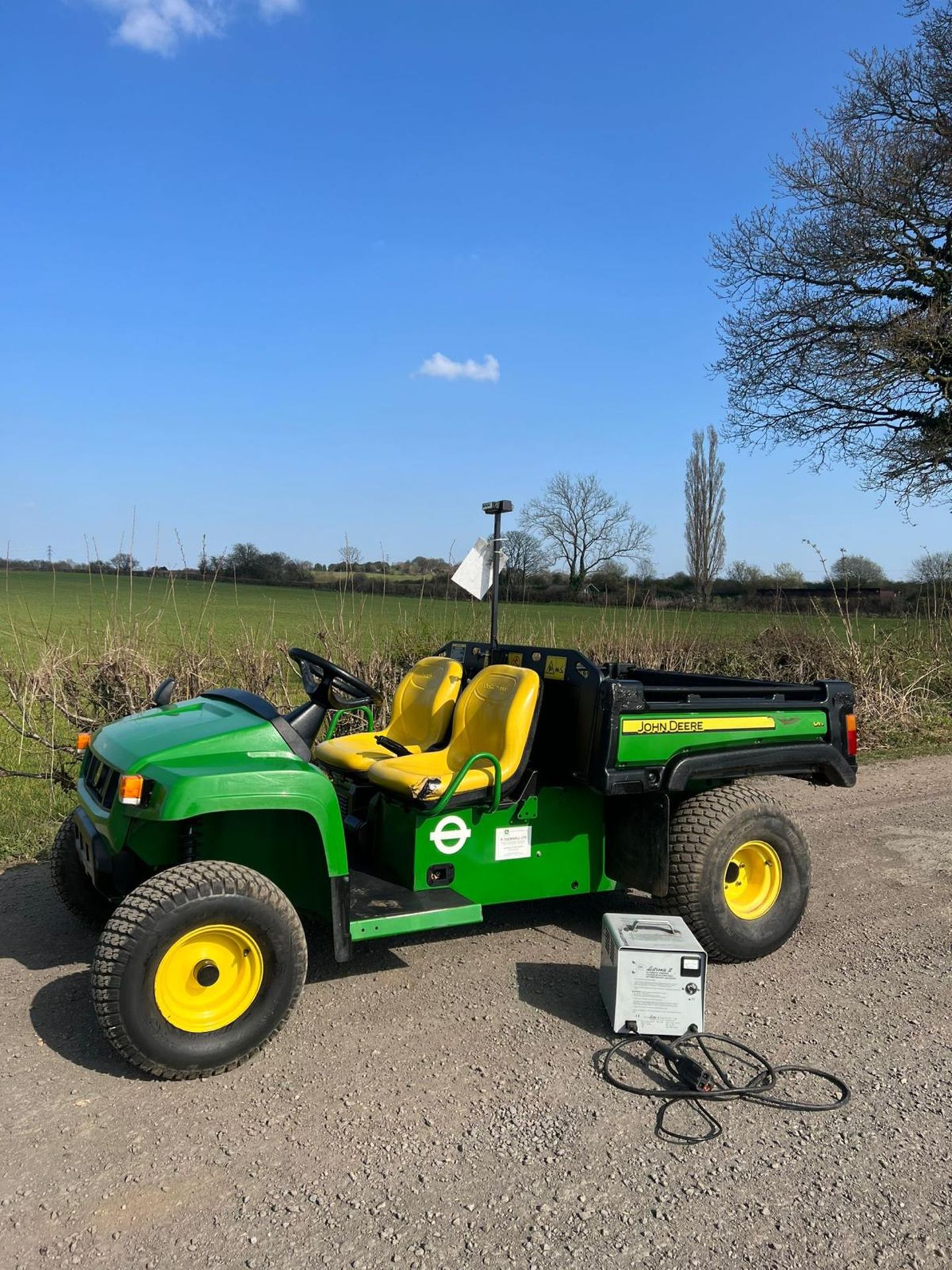 JOHN DEERE TE 4X2 GATOR UTILITY VEHICLE WITH CHARGER, ROAD REGISTERED, YEAR 2010 *PLUS VAT* - Image 3 of 9