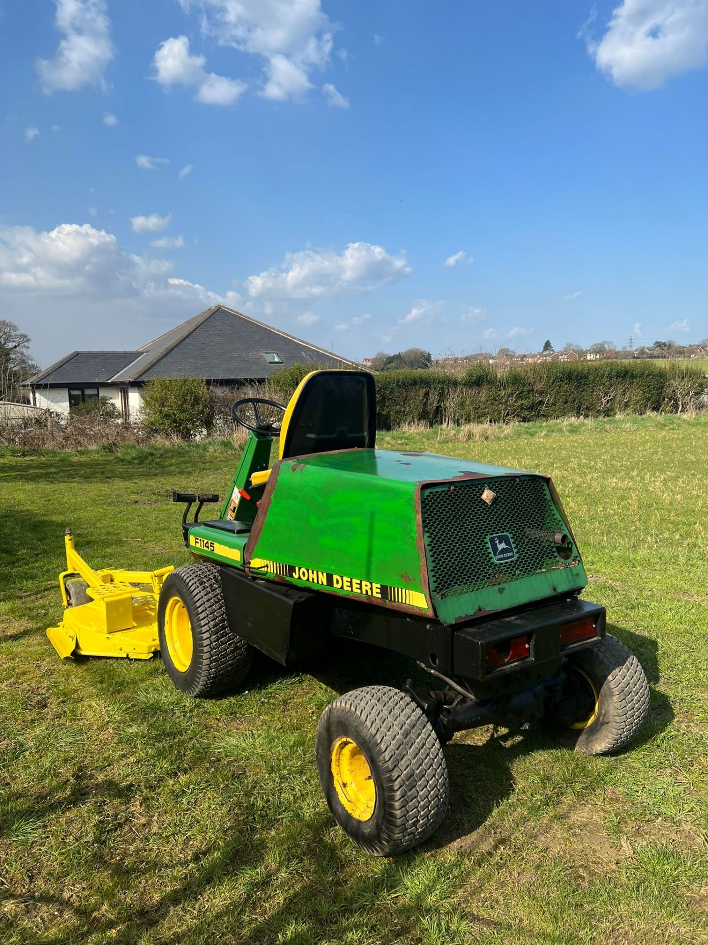 JOHN DEERE F1145 RIDE ON LAWN MOWER, 2/4 WHEEL DRIVE, RUNS DRIVES AND CUTS *PLUS VAT* - Image 4 of 10