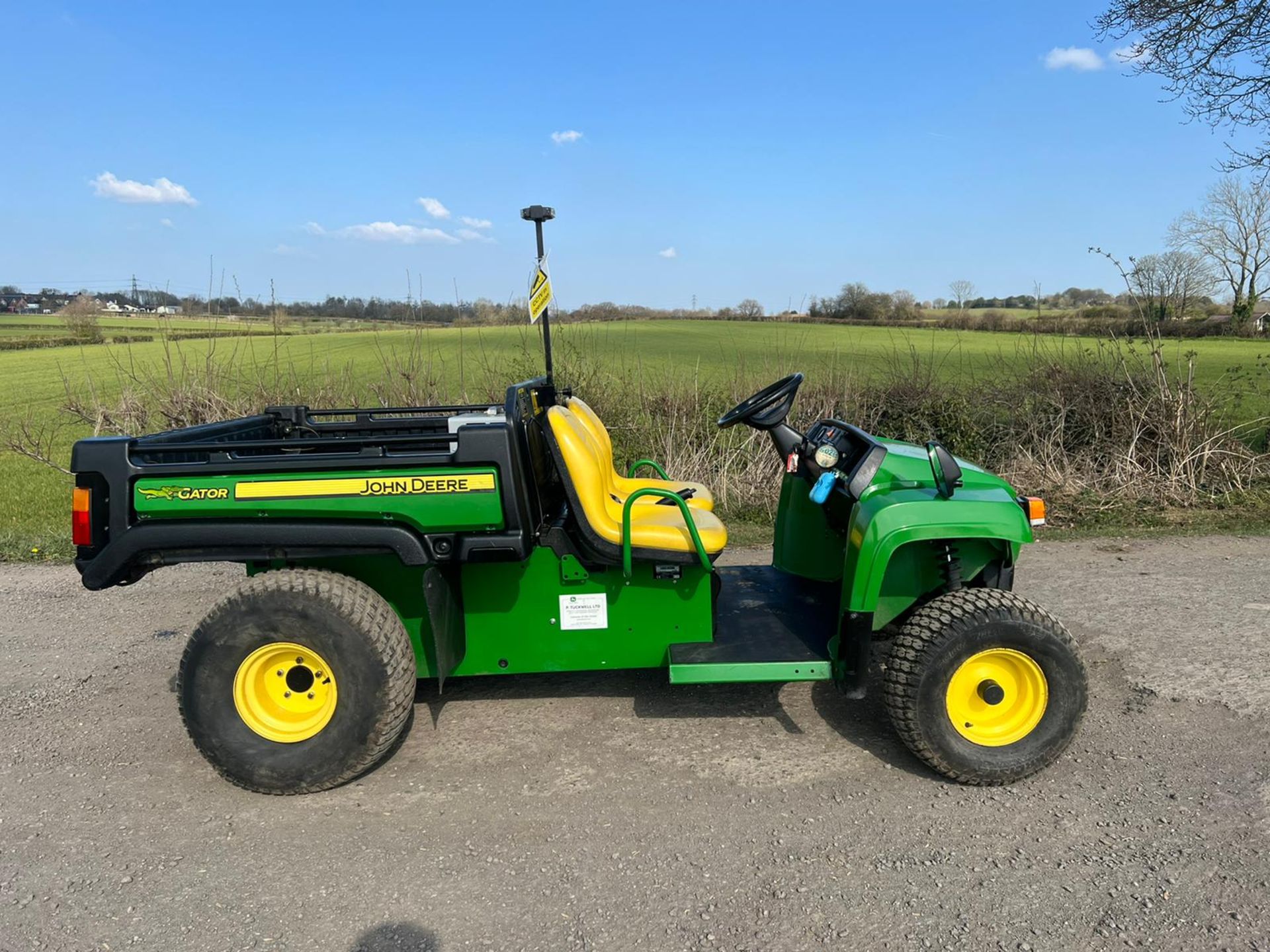 JOHN DEERE TE 4X2 GATOR UTILITY VEHICLE WITH CHARGER, ROAD REGISTERED, YEAR 2010 *PLUS VAT*