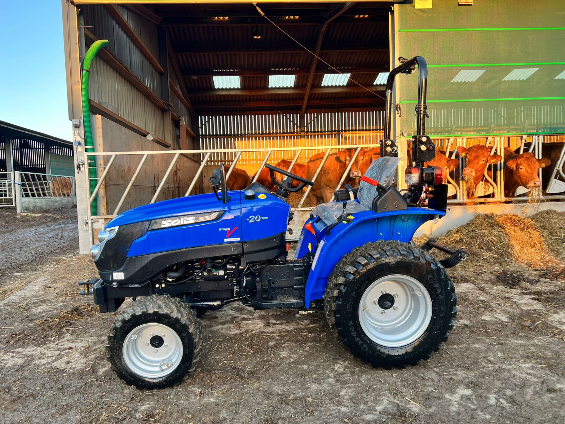 NEW AND UNUSED SOLIS 20 20hp 4WD COMPACT TRACTOR, SHOWING A LOW AND GENUINE 3 HOURS *PLUS VAT* - Image 3 of 16
