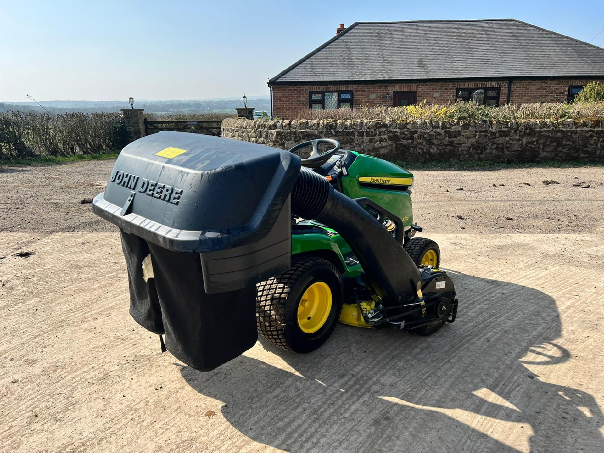 2015 John Deere X320 Ride On Mower With Rear Collector, Runs Drives And Cuts, Showing A Low 213 Hrs - Image 6 of 13