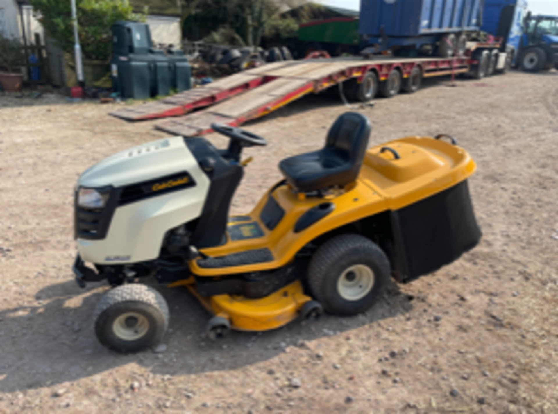 Cub cadet CC1024 hydrostatic ride on mower, 2016 manufactured, like new condition only 400hrs - Image 3 of 6