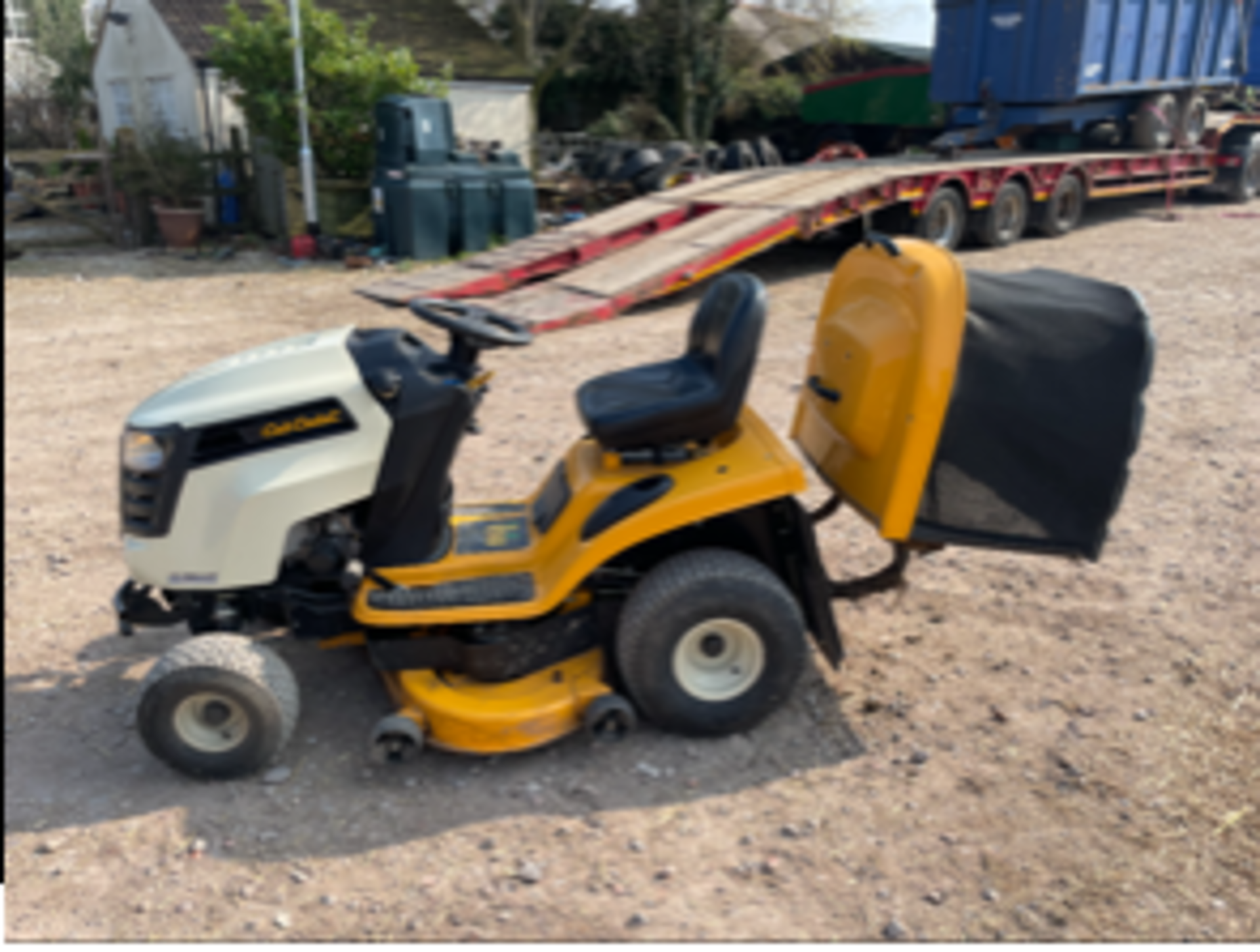 Cub cadet CC1024 hydrostatic ride on mower, 2016 manufactured, like new condition only 400hrs