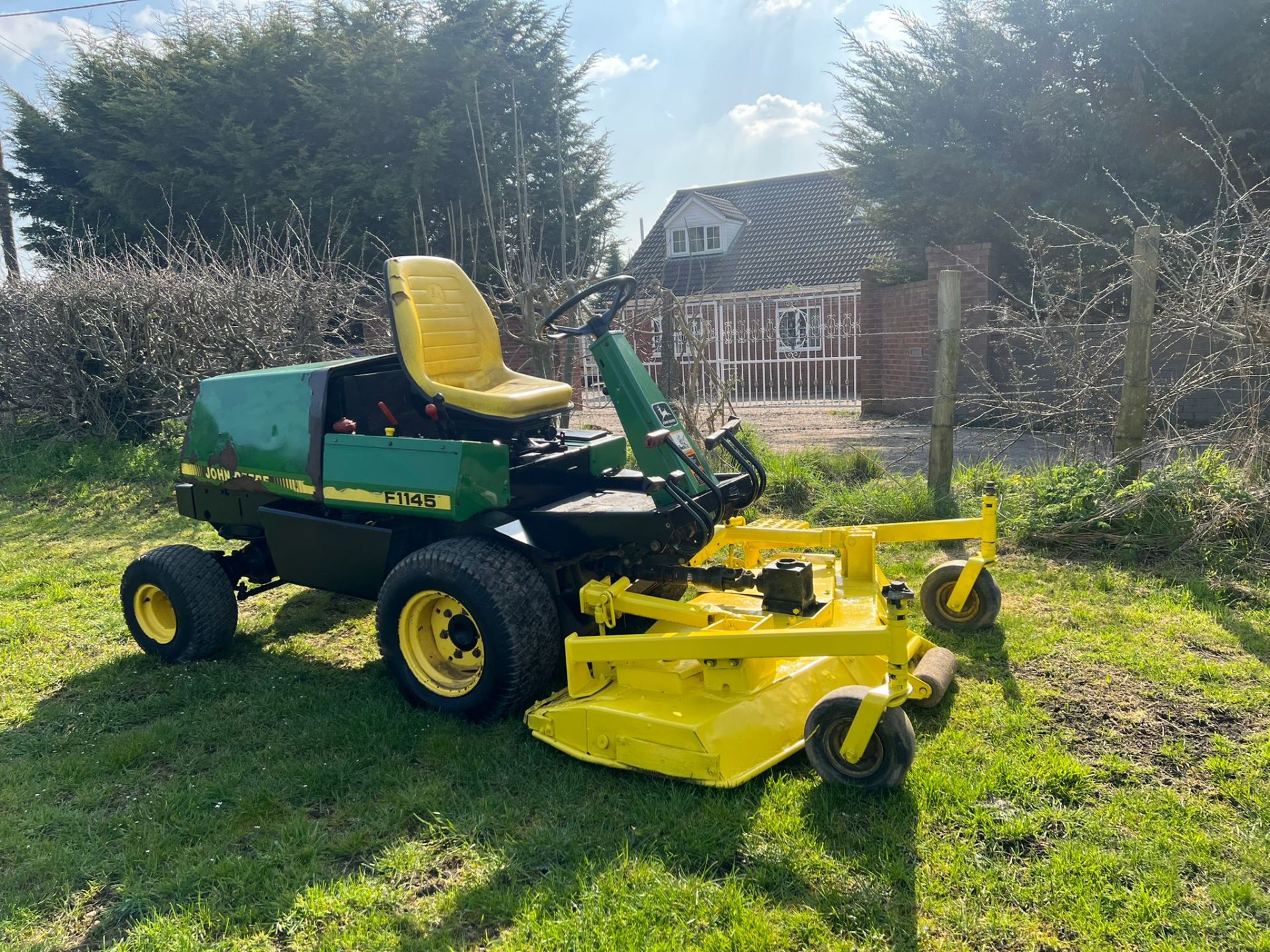 JOHN DEERE F1145 RIDE ON LAWN MOWER, 2/4 WHEEL DRIVE, RUNS DRIVES AND CUTS *PLUS VAT*