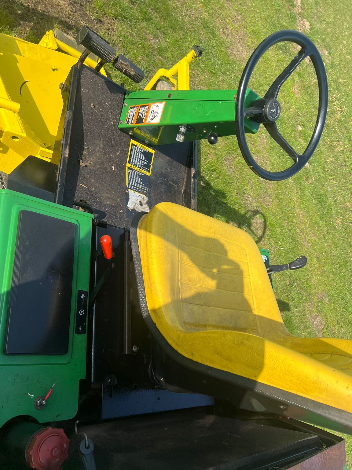 JOHN DEERE F1145 RIDE ON LAWN MOWER, 2/4 WHEEL DRIVE, RUNS DRIVES AND CUTS *PLUS VAT* - Image 7 of 10