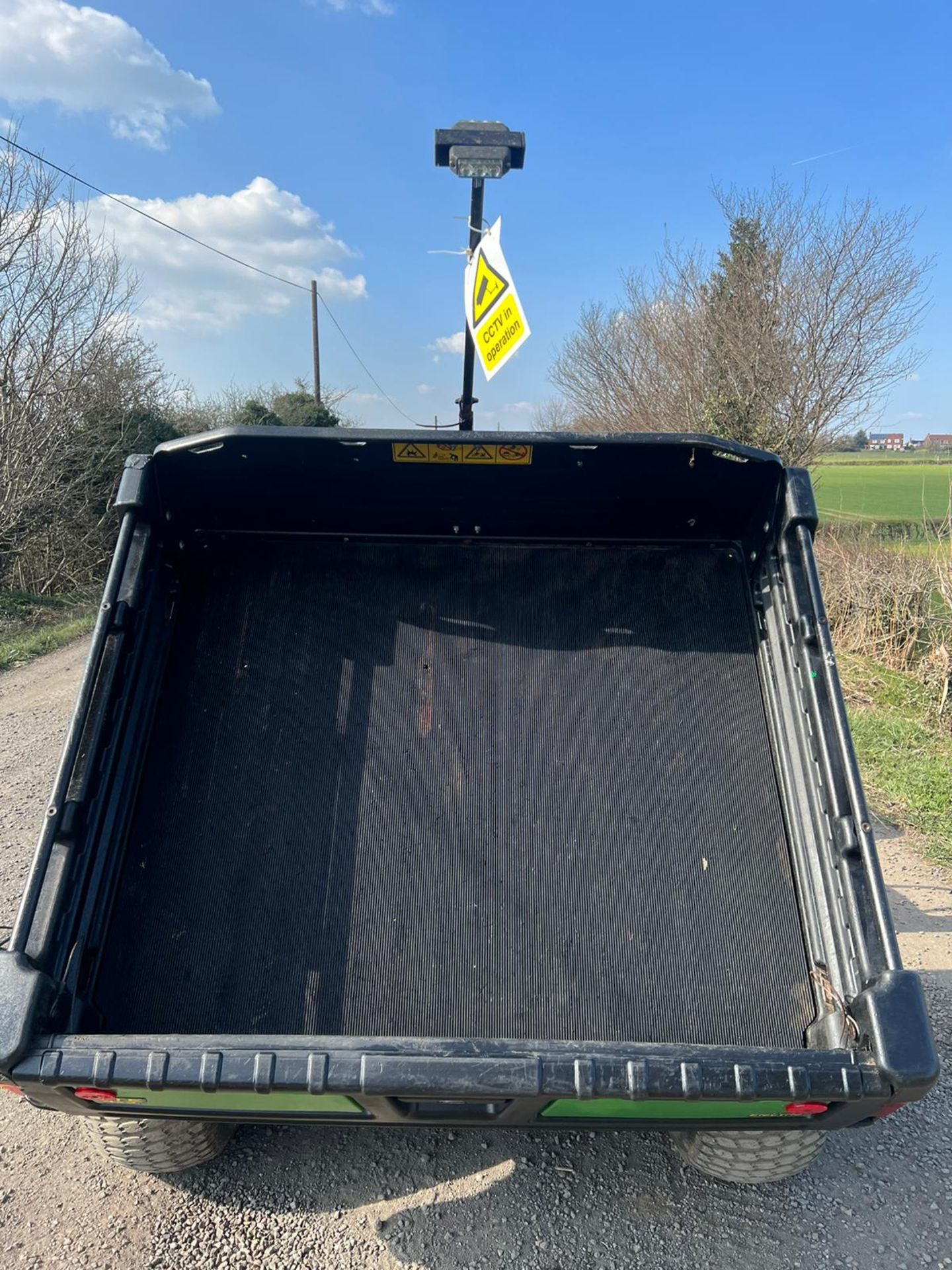 JOHN DEERE TE 4X2 GATOR UTILITY VEHICLE WITH CHARGER, ROAD REGISTERED, YEAR 2010 *PLUS VAT* - Image 8 of 9