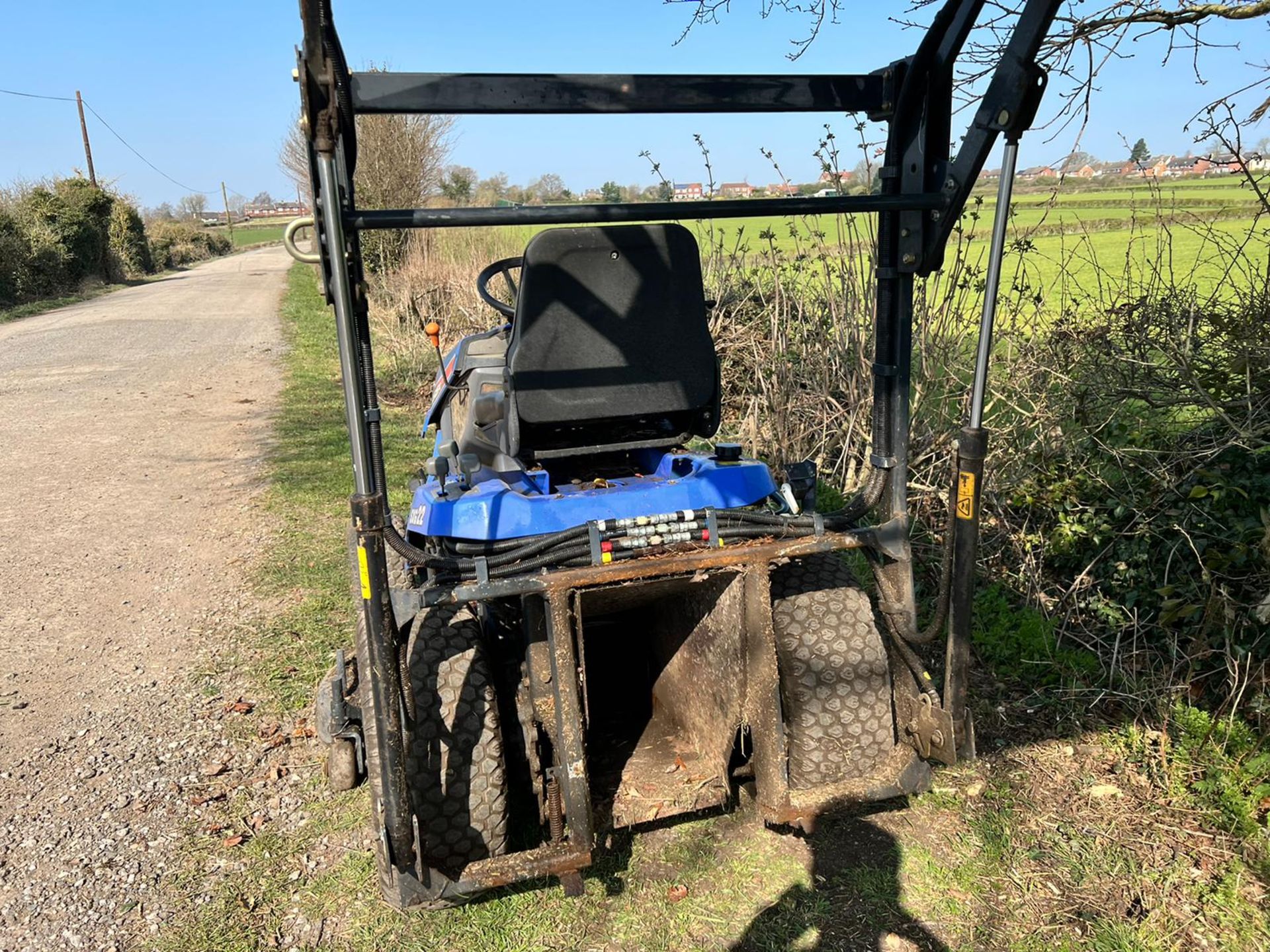 Iseki SXG22 Diesel High Tip Ride On Mower With Iseki SBC550 Collector, Runs Drives Cuts And Collects - Image 8 of 14