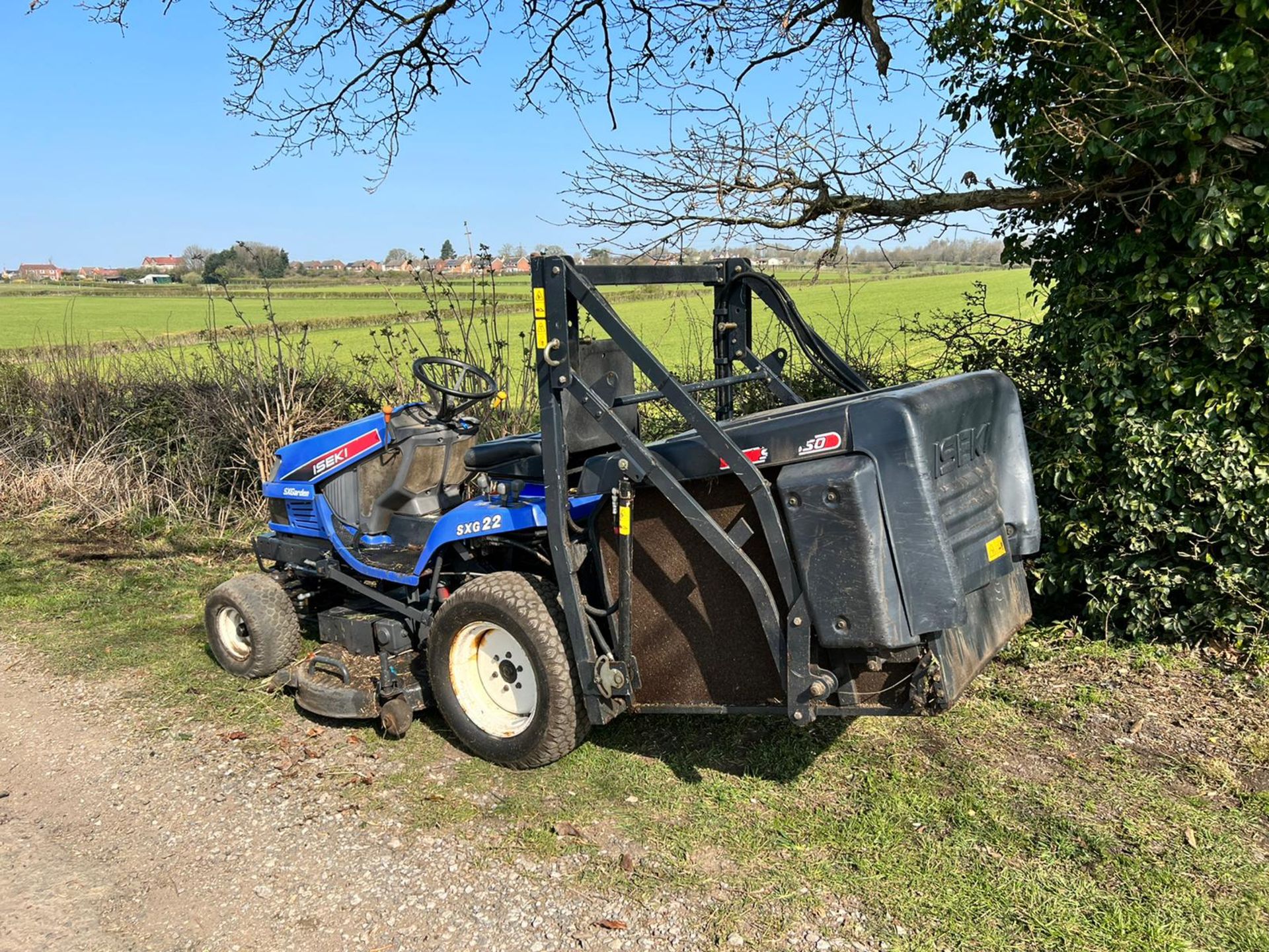 Iseki SXG22 Diesel High Tip Ride On Mower With Iseki SBC550 Collector, Runs Drives Cuts And Collects - Image 5 of 14