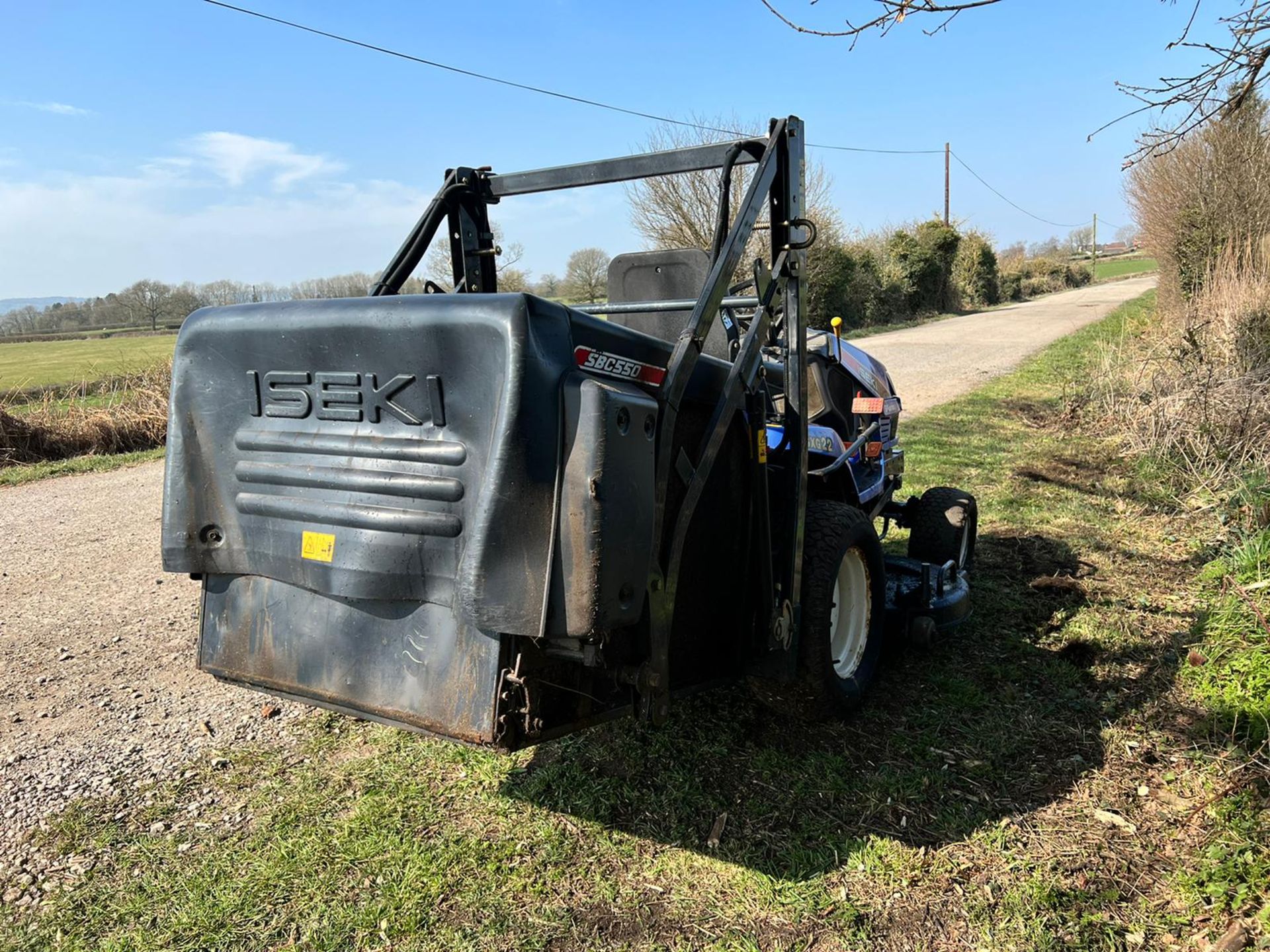 Iseki SXG22 Diesel High Tip Ride On Mower With Iseki SBC550 Collector, Runs Drives Cuts And Collects - Image 6 of 14