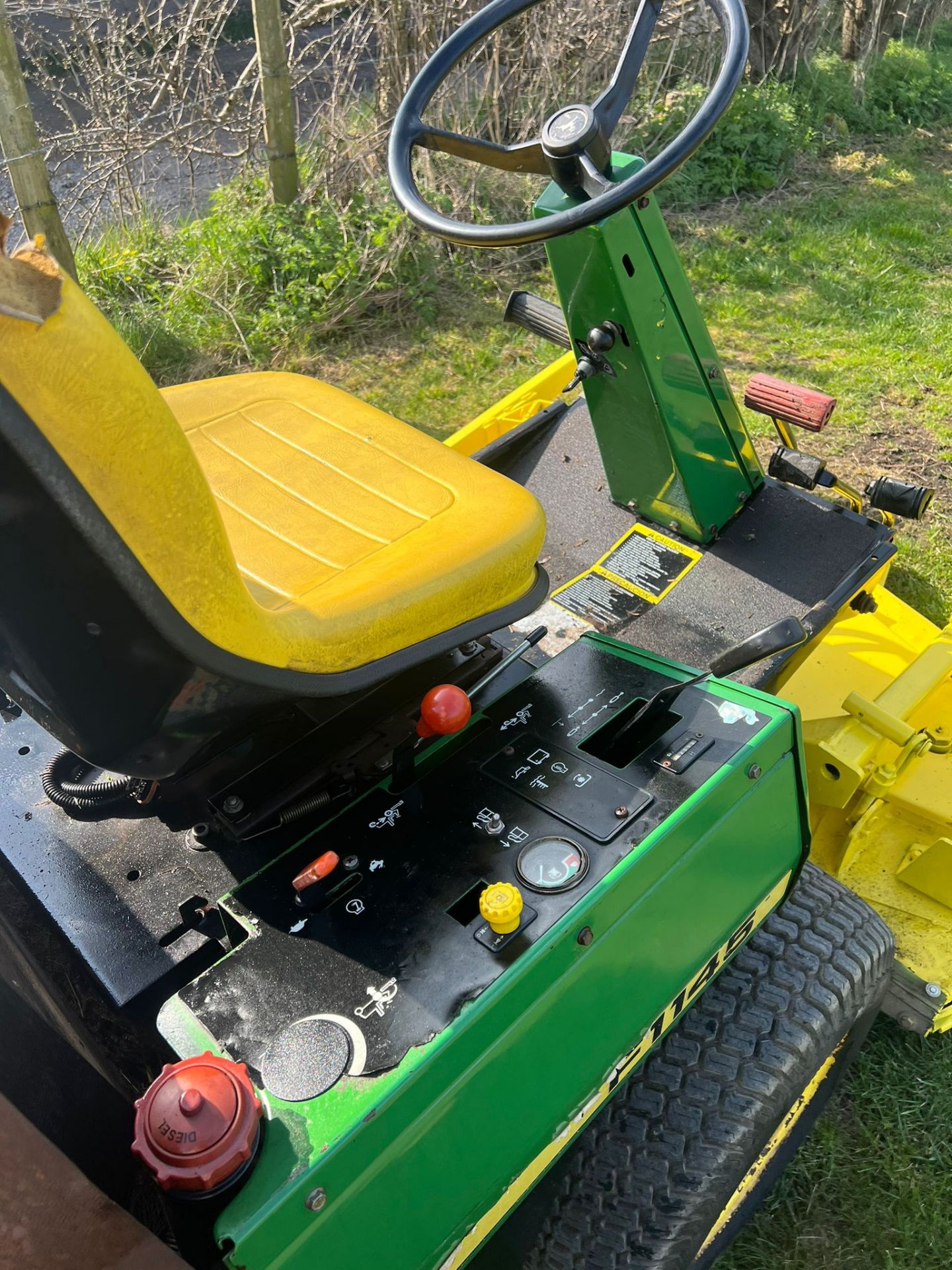 JOHN DEERE F1145 RIDE ON LAWN MOWER, 2/4 WHEEL DRIVE, RUNS DRIVES AND CUTS *PLUS VAT* - Image 6 of 10