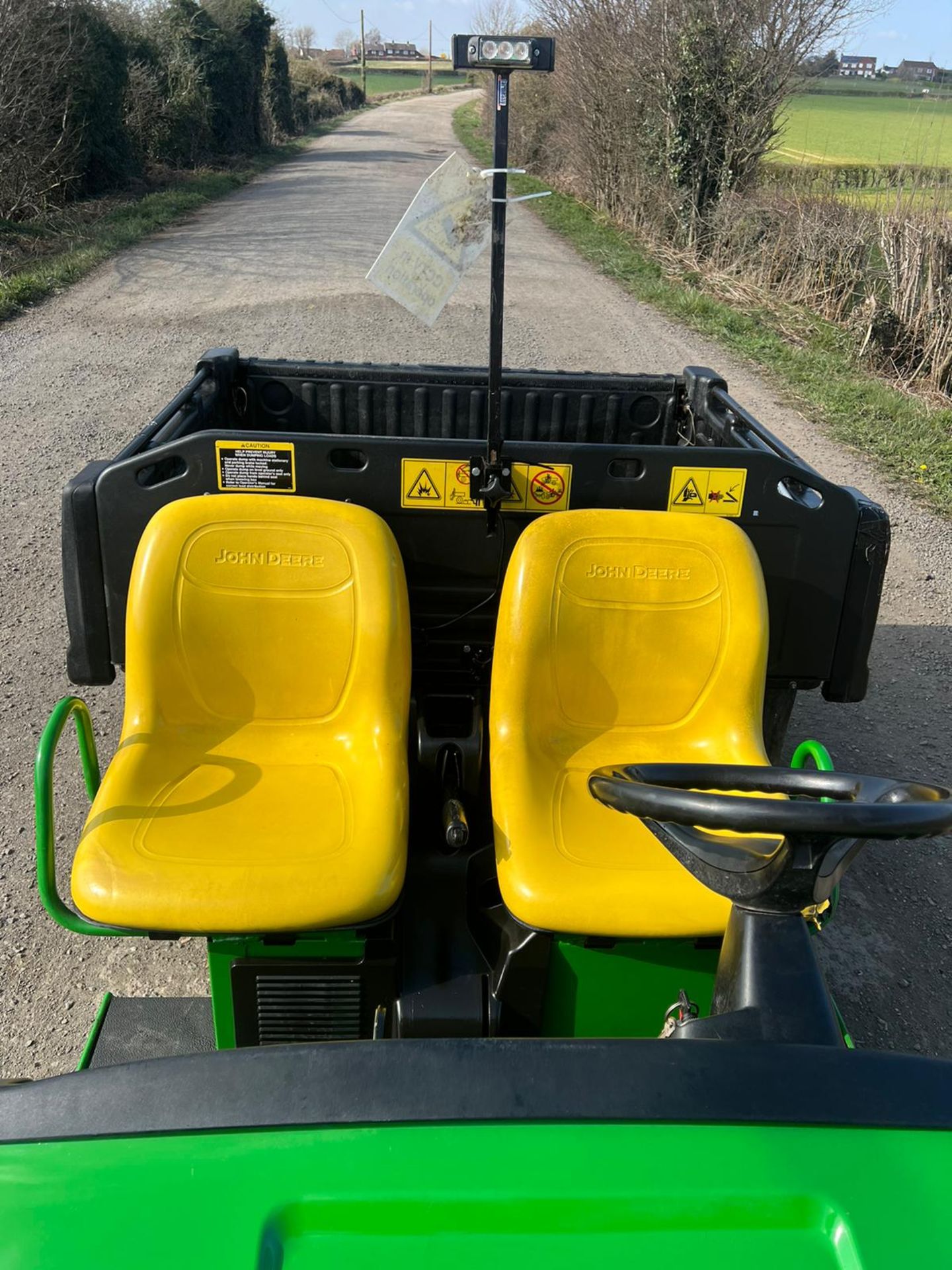 JOHN DEERE TE 4X2 GATOR UTILITY VEHICLE WITH CHARGER, ROAD REGISTERED, YEAR 2010 *PLUS VAT* - Image 7 of 9