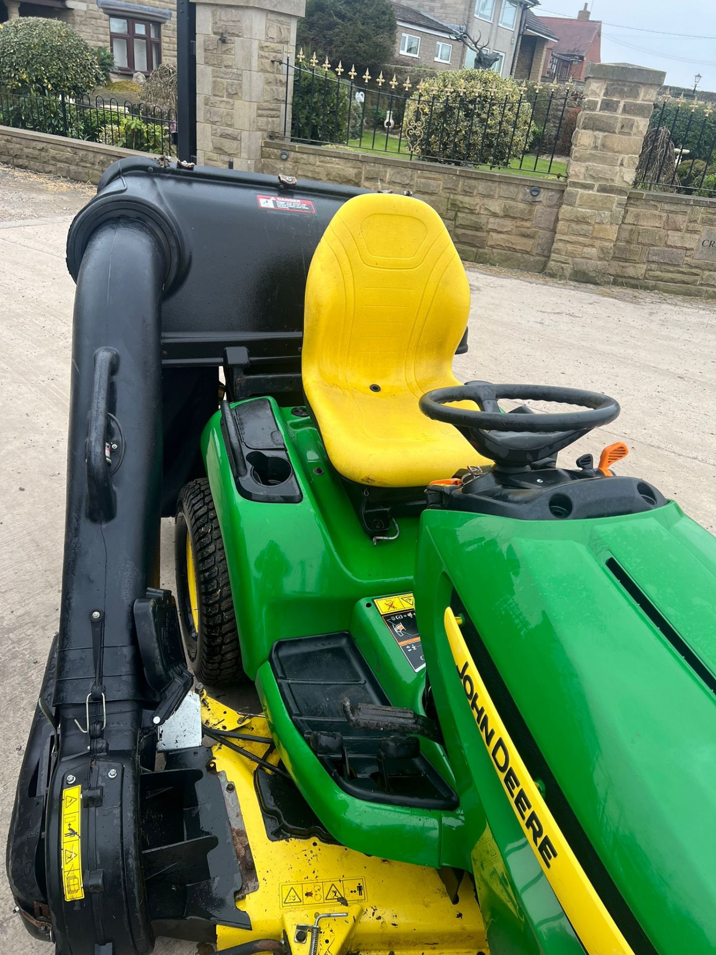 JOHN DEERE X540 RIDE ON LAWN MOWER, HYDRAULIC UP AND DOWN DECK, YEAR 2012 *PLUS VAT* - Image 6 of 9