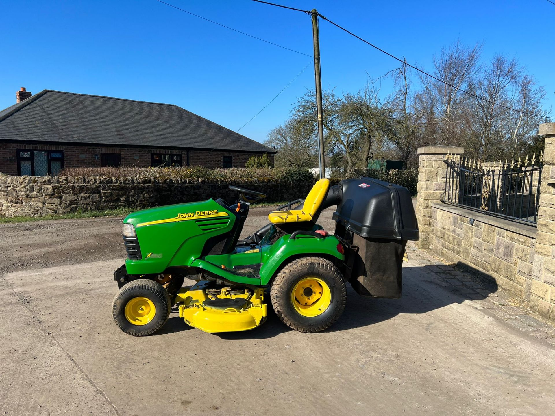 JOHN DEERE X495 DIESEL RIDE ON LAWN MOWER *PLUS VAT* - Image 4 of 8