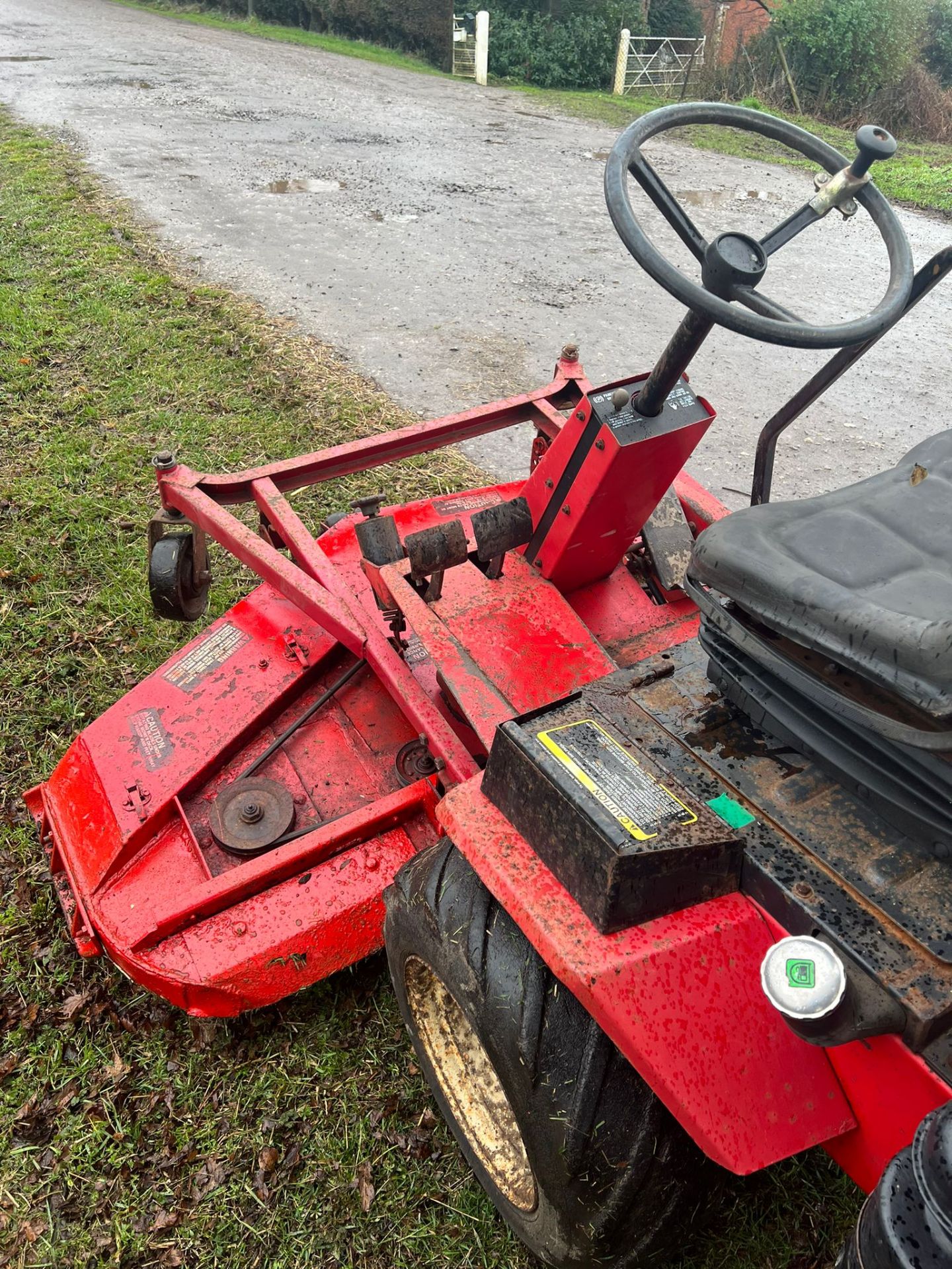 TORO GROUNDSMASTER 220D RIDE ON LAWN MOWER, RUNS WORKS AND CUTS *PLUS VAT* - Image 6 of 9