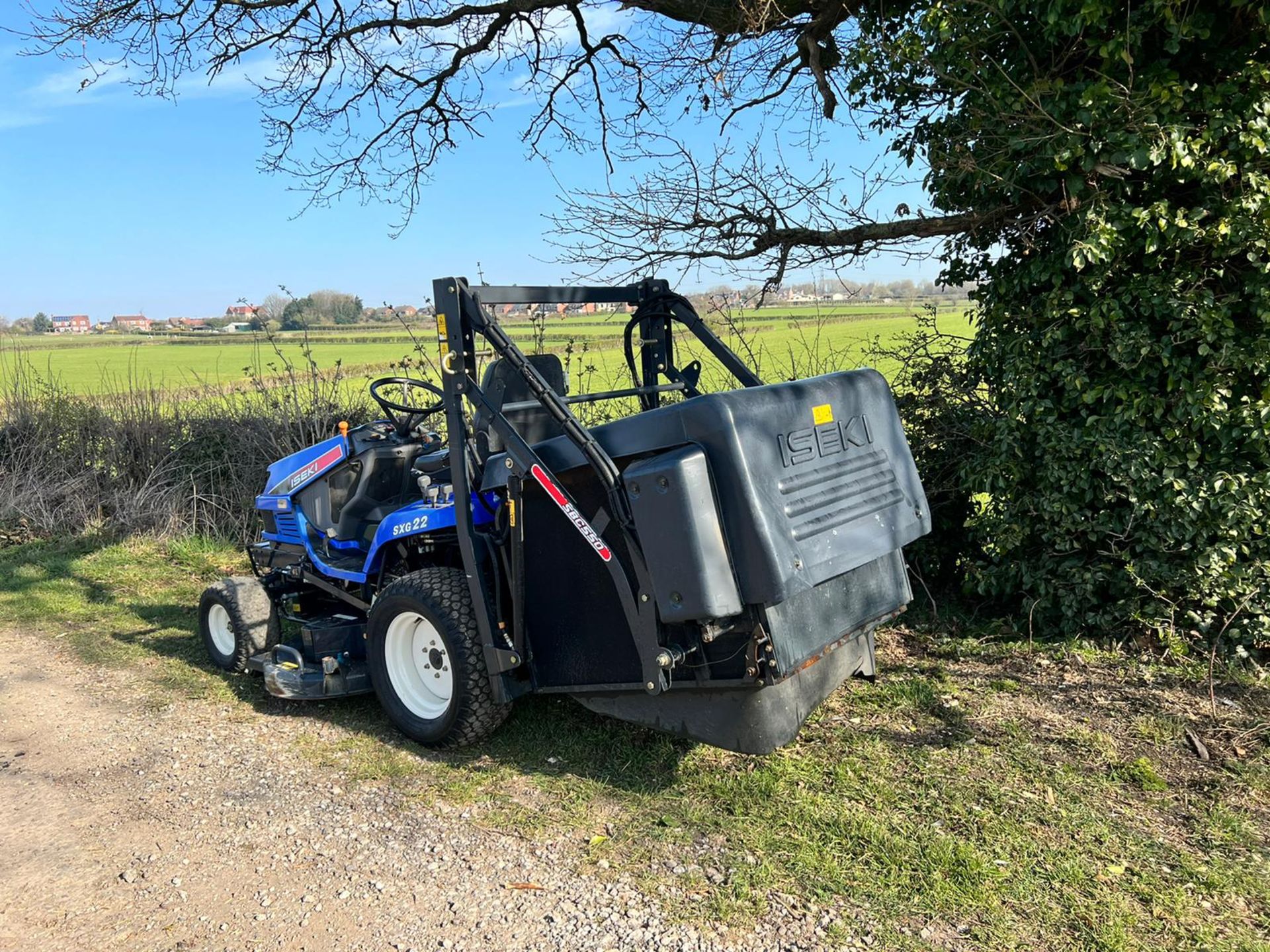 Iseki SXG22 Diesel High Tip Ride On Mower With Iseki SBC550 Collector, Runs Drives Cuts And Collects - Image 5 of 16