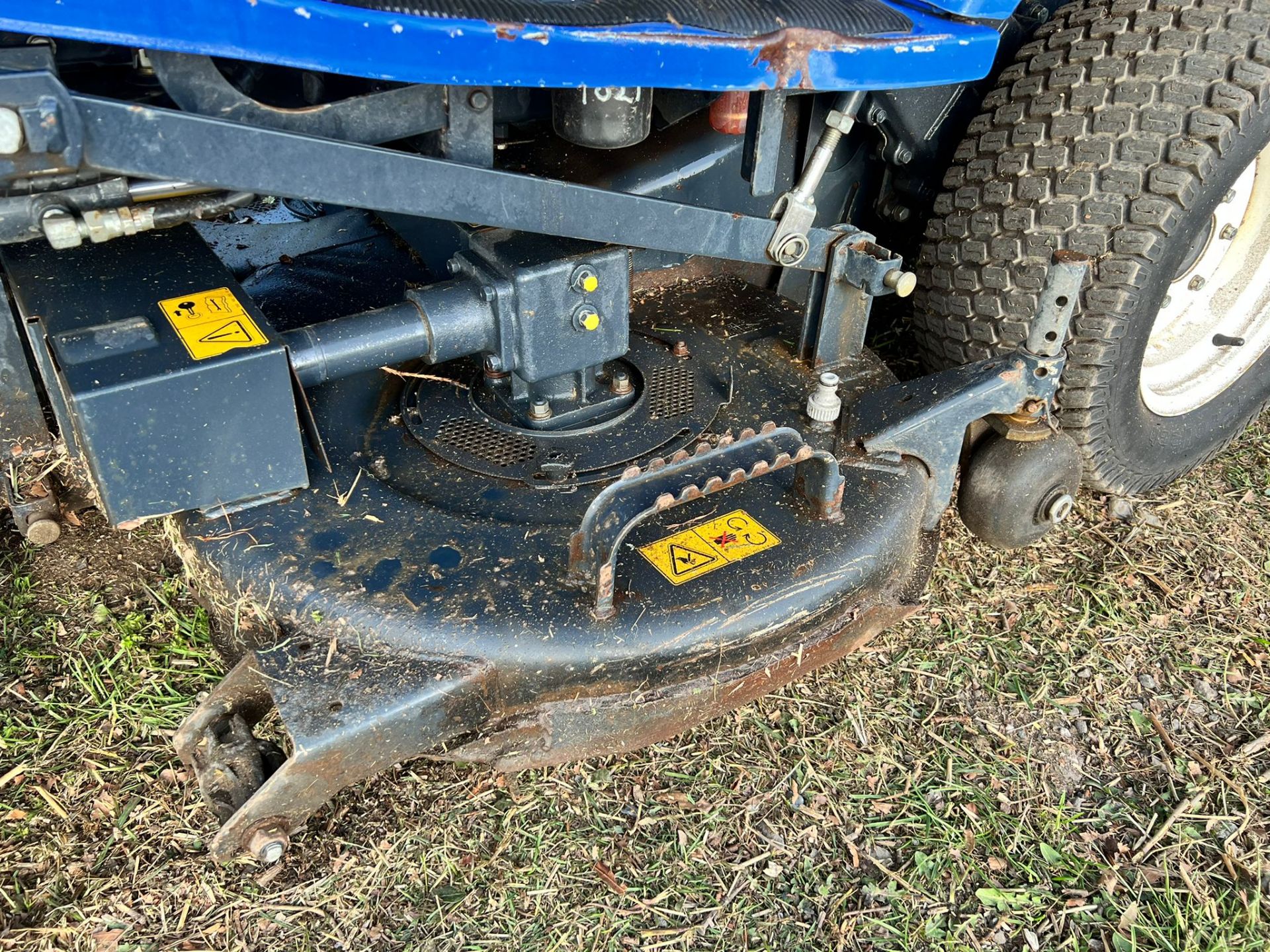 2012 Iseki SXG323 Diesel High Tip Ride On Mower, Runs Drives Cuts And Collects *PLUS VAT* - Image 7 of 15