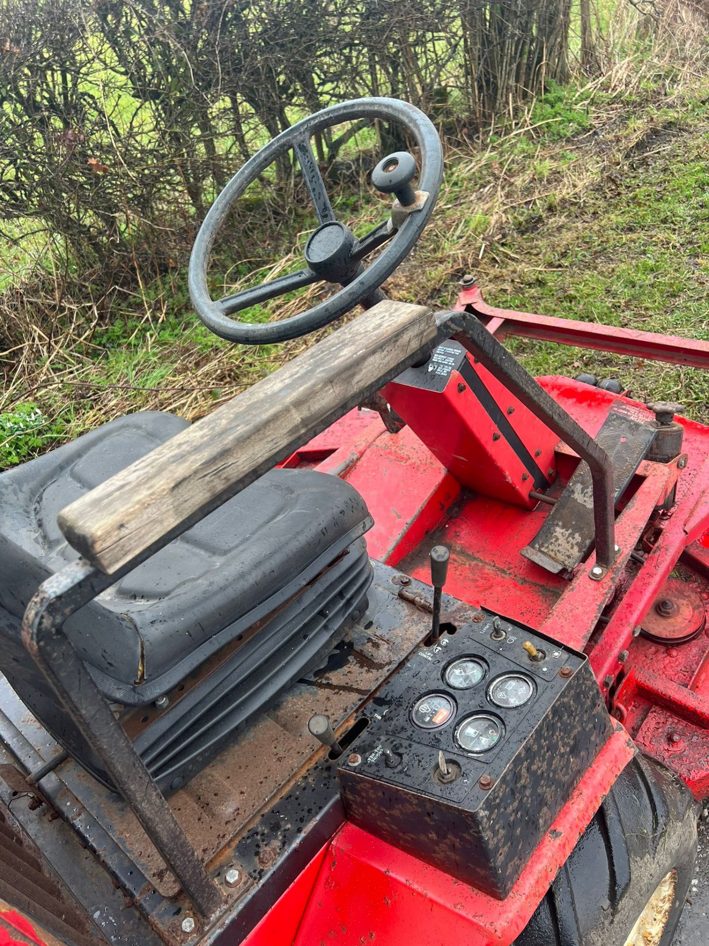 TORO GROUNDSMASTER 220D RIDE ON LAWN MOWER, RUNS WORKS AND CUTS *PLUS VAT* - Image 9 of 9
