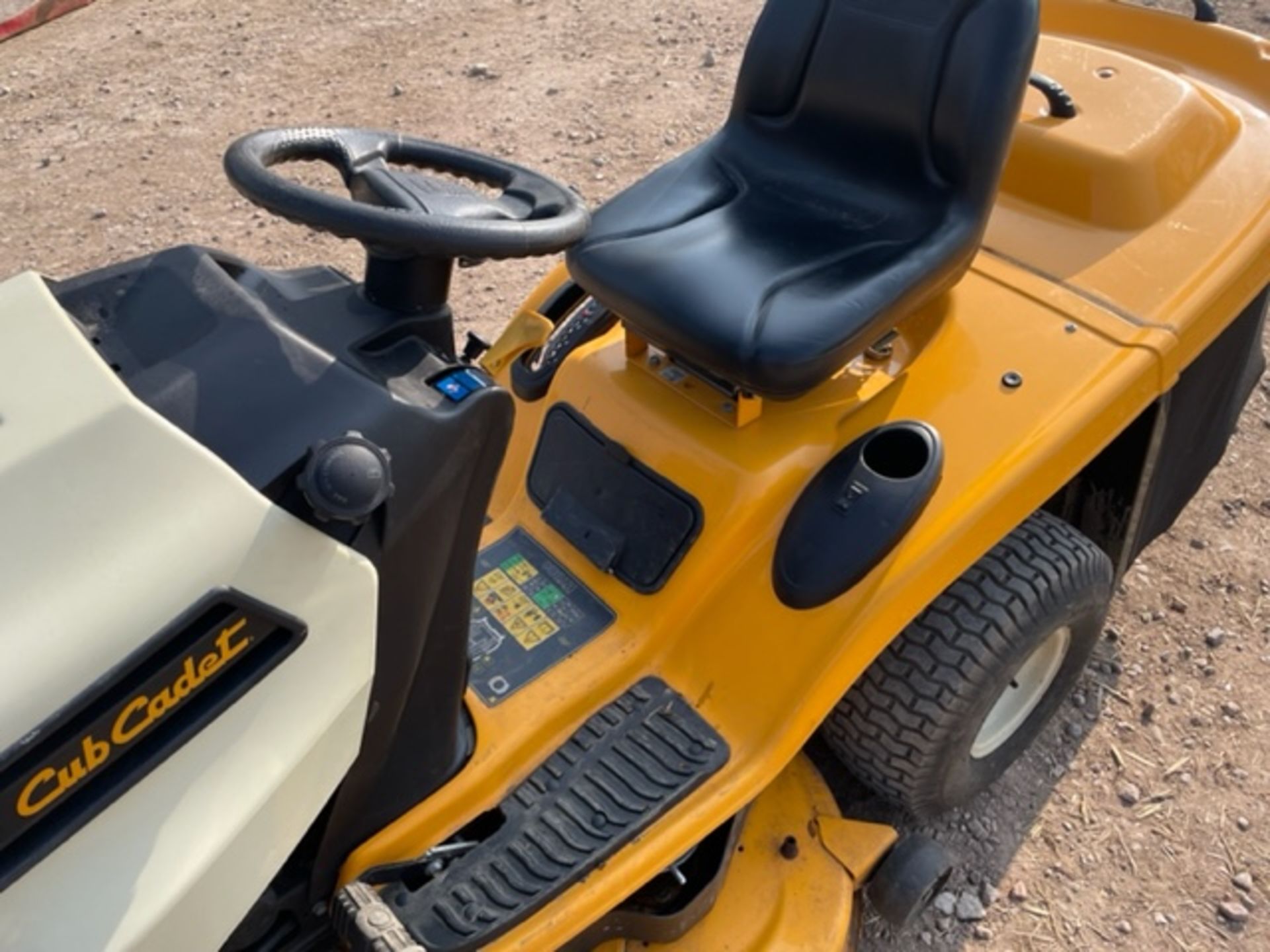 Cub cadet CC1024 hydrostatic ride on mower, 2016 manufactured, like new condition only 400hrs - Image 6 of 6