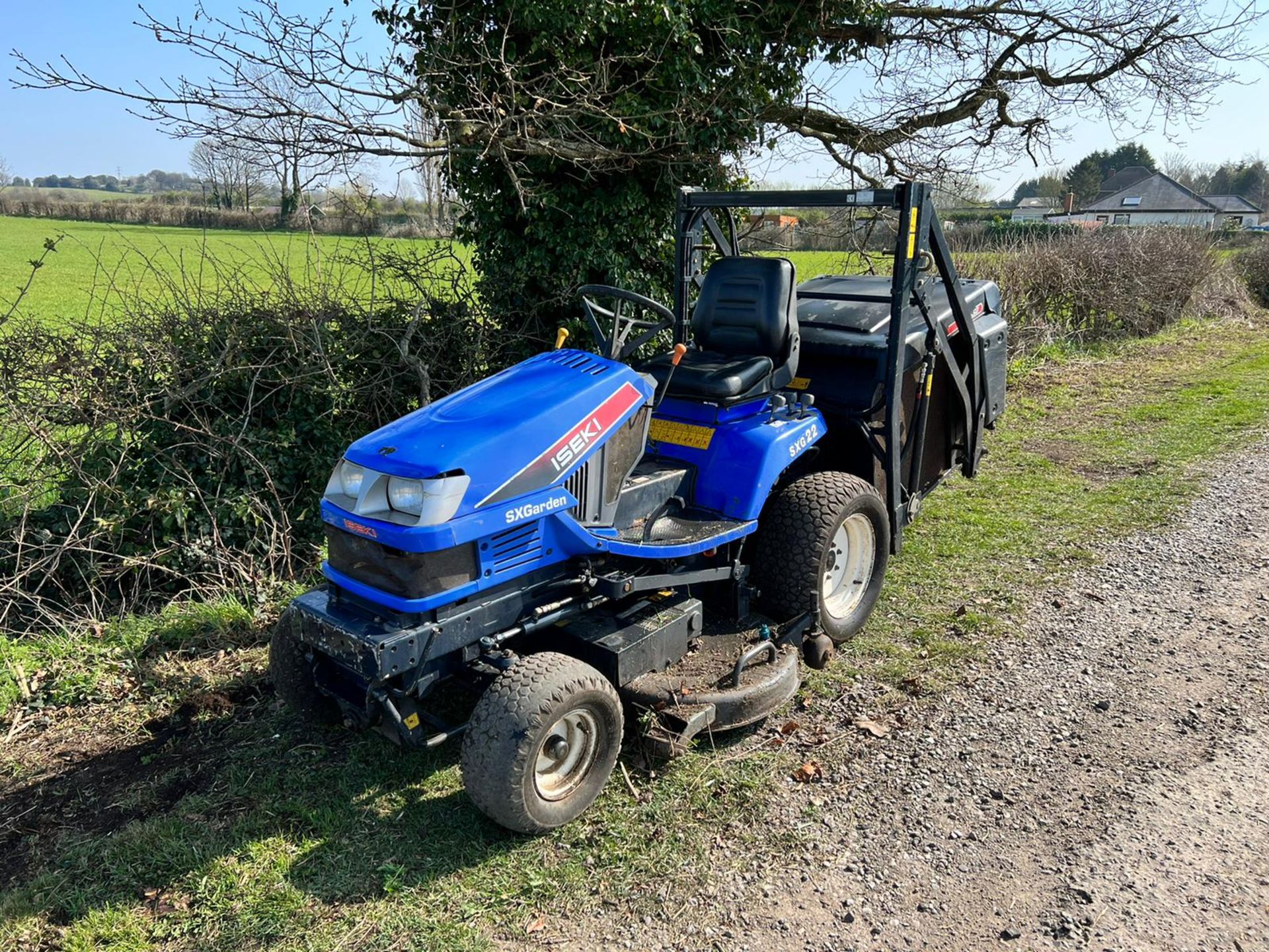 Iseki SXG22 Diesel High Tip Ride On Mower With Iseki SBC550 Collector, Runs Drives Cuts And Collects - Image 2 of 14