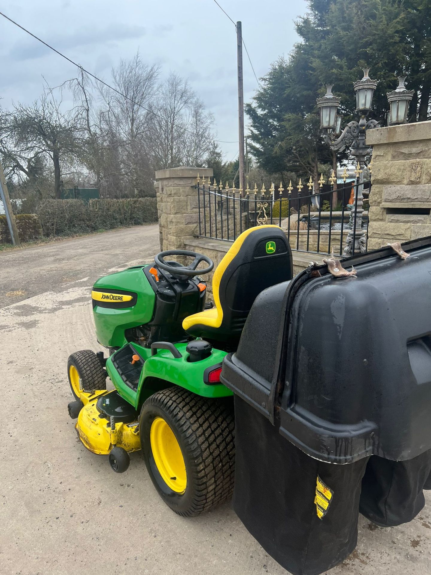 JOHN DEERE X540 RIDE ON LAWN MOWER, HYDRAULIC UP AND DOWN DECK, YEAR 2012 *PLUS VAT* - Image 4 of 9