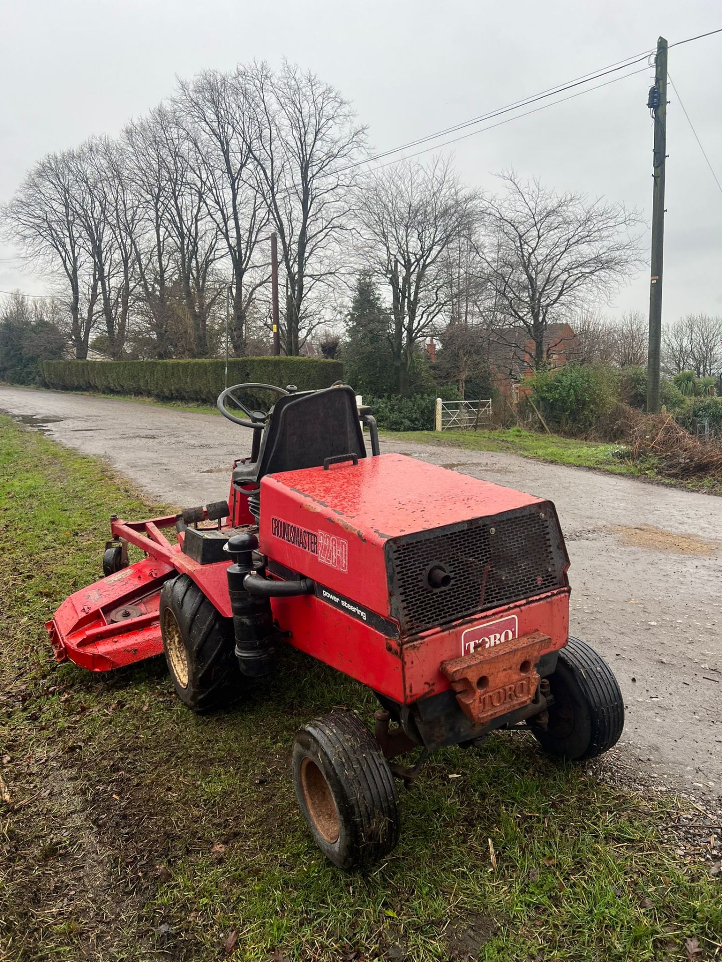 TORO GROUNDSMASTER 220D RIDE ON LAWN MOWER, RUNS WORKS AND CUTS *PLUS VAT* - Image 4 of 9
