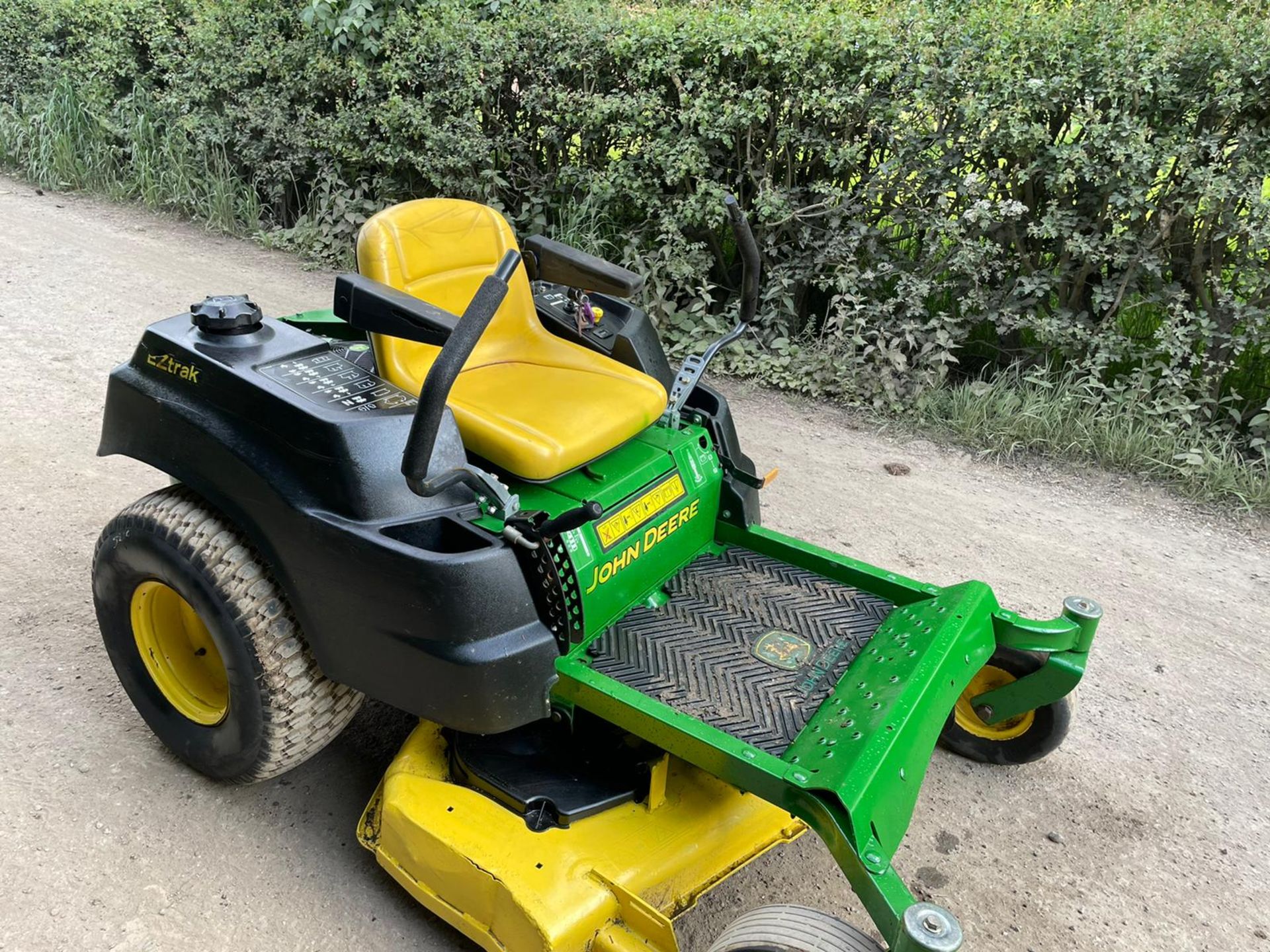 2014 JOHN DEERE Z425 ZERO TURN MOWER, RUNS DRIVES AND CUTS, 22HP JOHN DEERE PETROL ENGINE *PLUS VAT* - Image 2 of 8