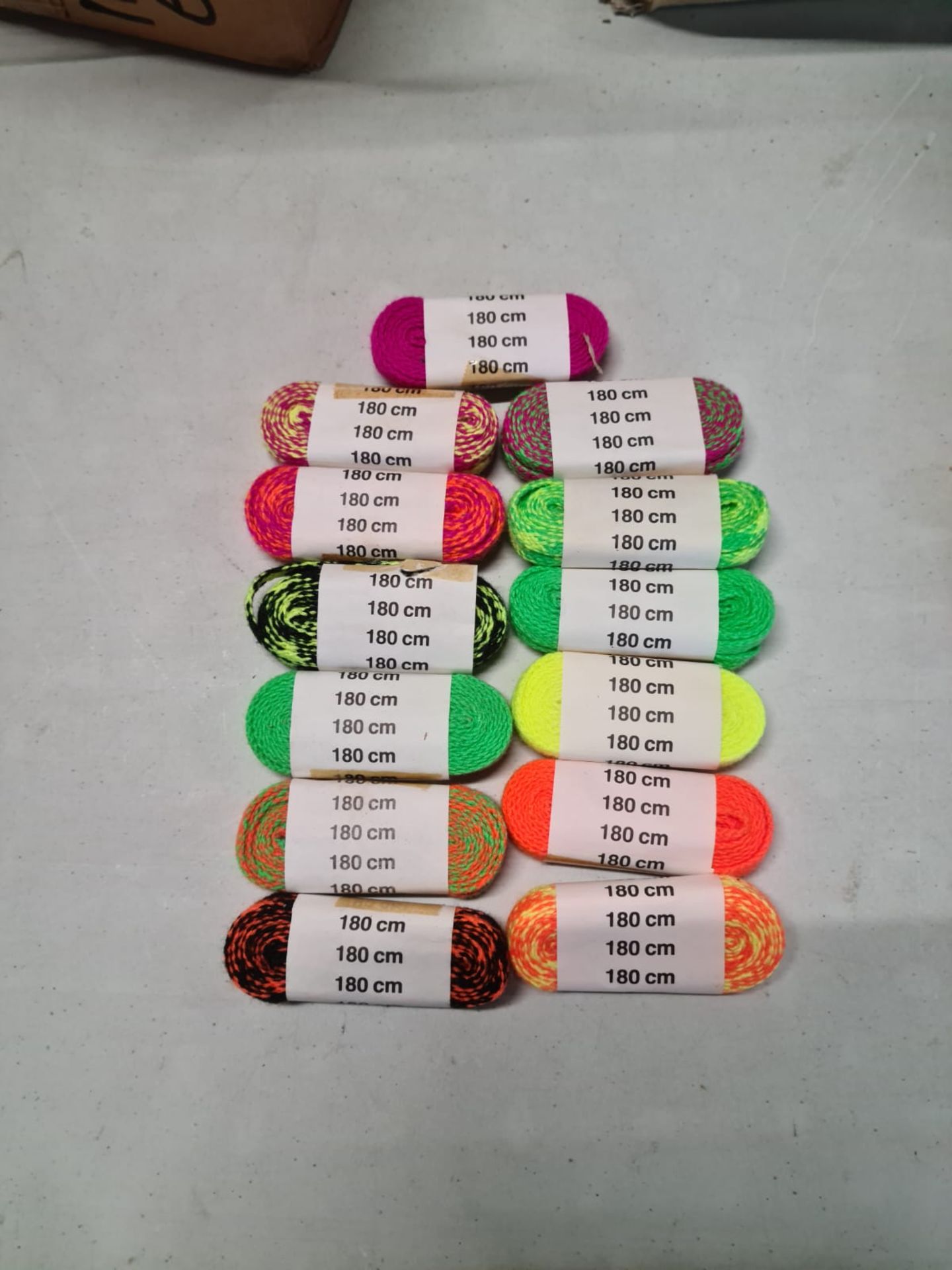 500 x BRAND NEW COLOURED SHOE LACES 180cm LENGTH, ASSORTED COLOURS, RRP £2.99 A PAIR *PLUS VAT*