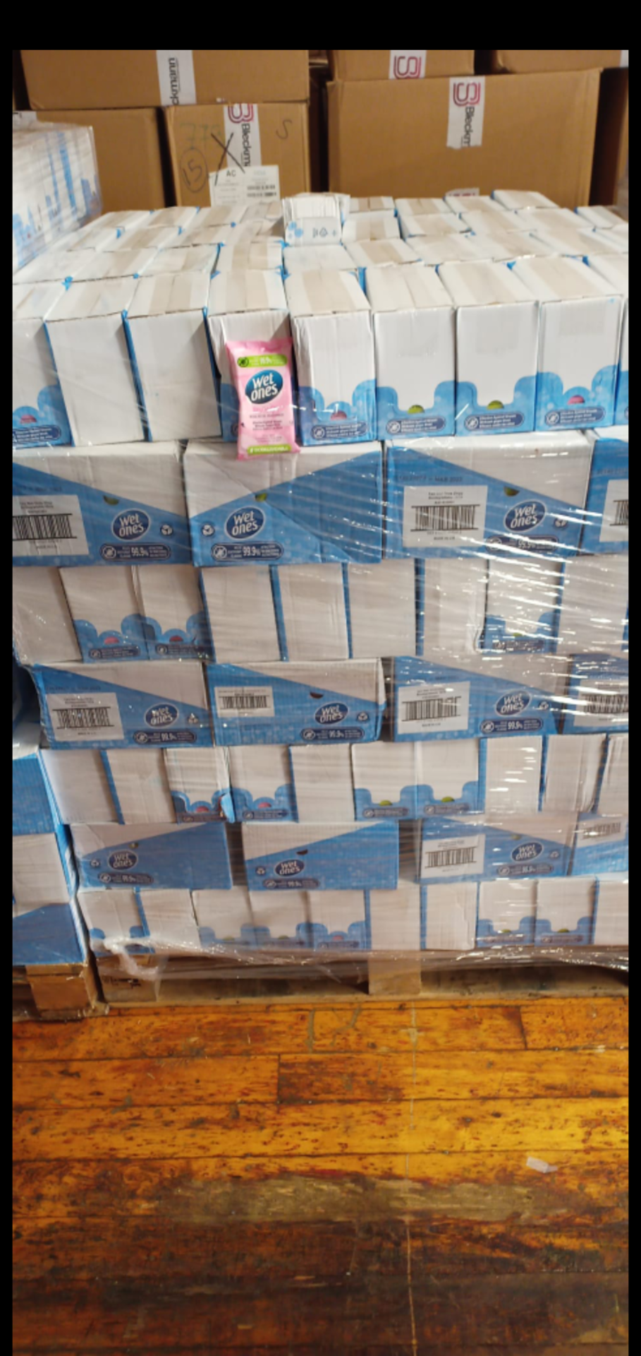 1000 PACKS OF WET ONES WIPES, ASSORTED FRAGRANCES, ALL IN DATE 2023 *PLUS VAT* - Image 2 of 6
