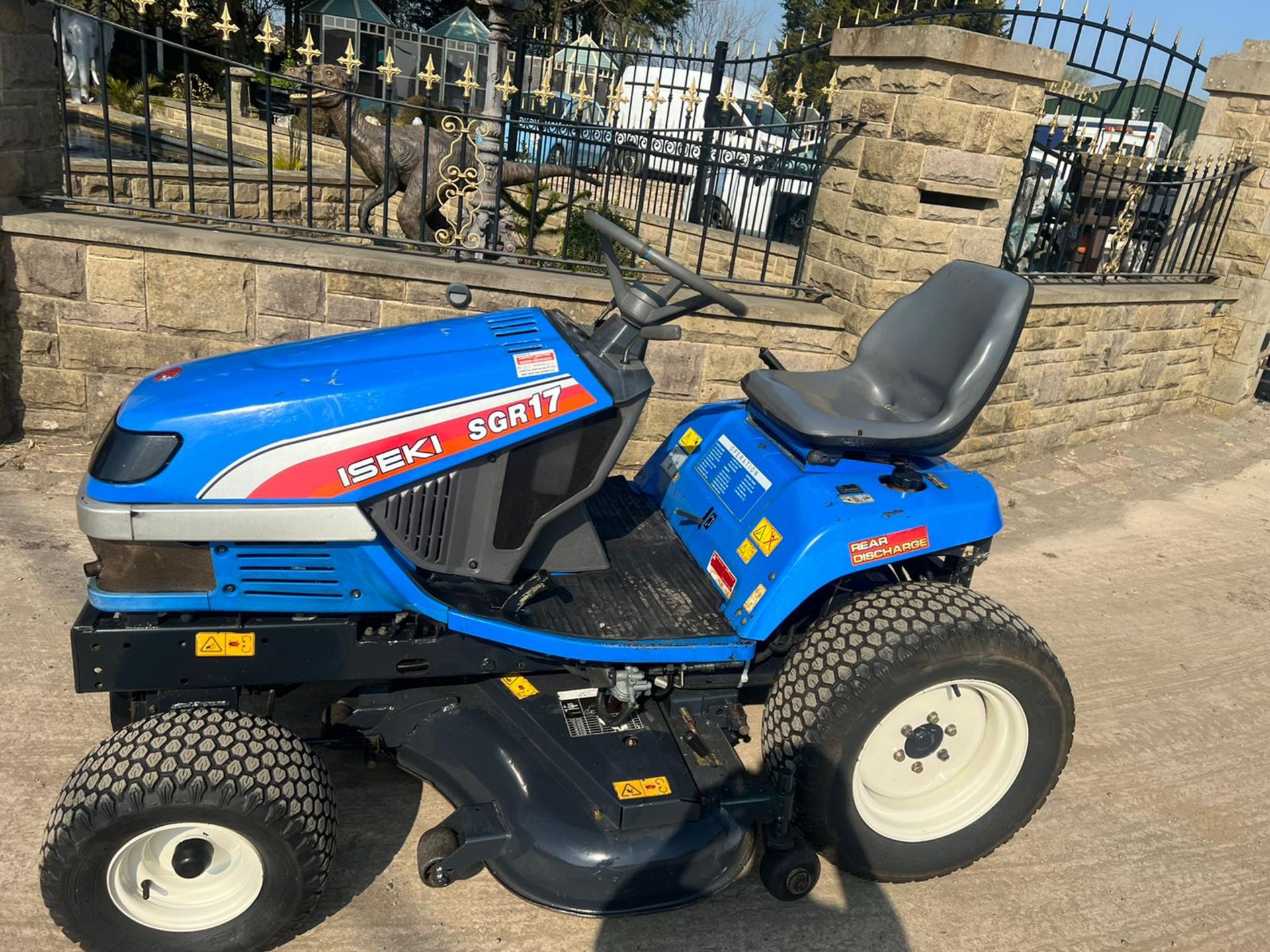 ISEKI SGR17 RIDE ON LAWN MOWER, RUNS DRIVES AND CUTS, HYDRAULIC UP AND DOWN DECK *PLUS VAT* - Image 4 of 9