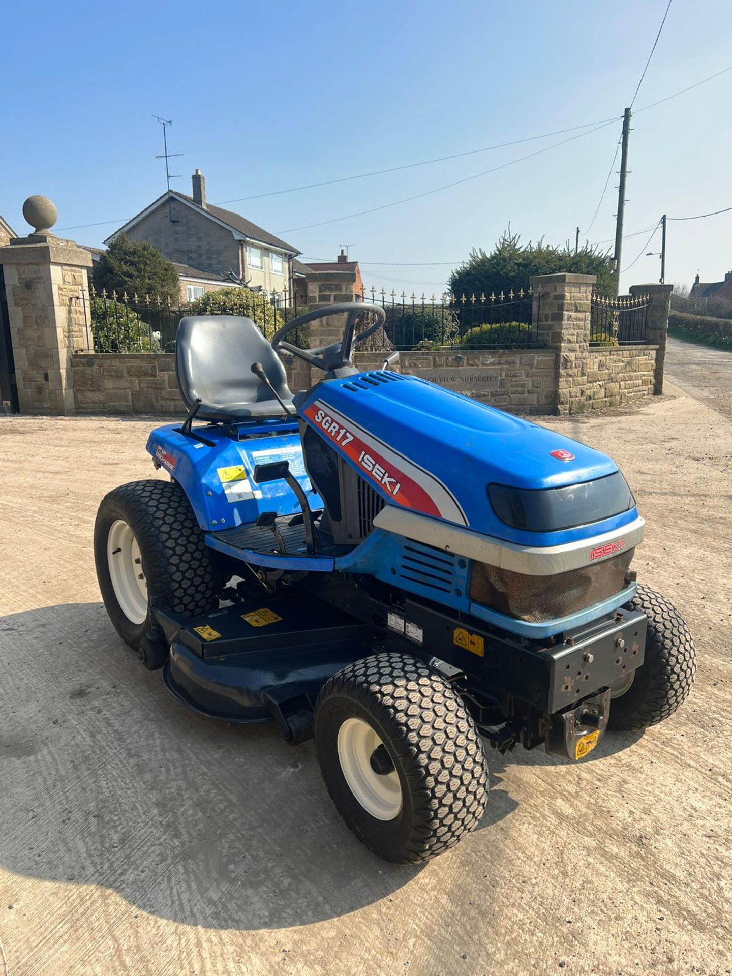 ISEKI SGR17 RIDE ON LAWN MOWER, RUNS DRIVES AND CUTS, HYDRAULIC UP AND DOWN DECK *PLUS VAT*