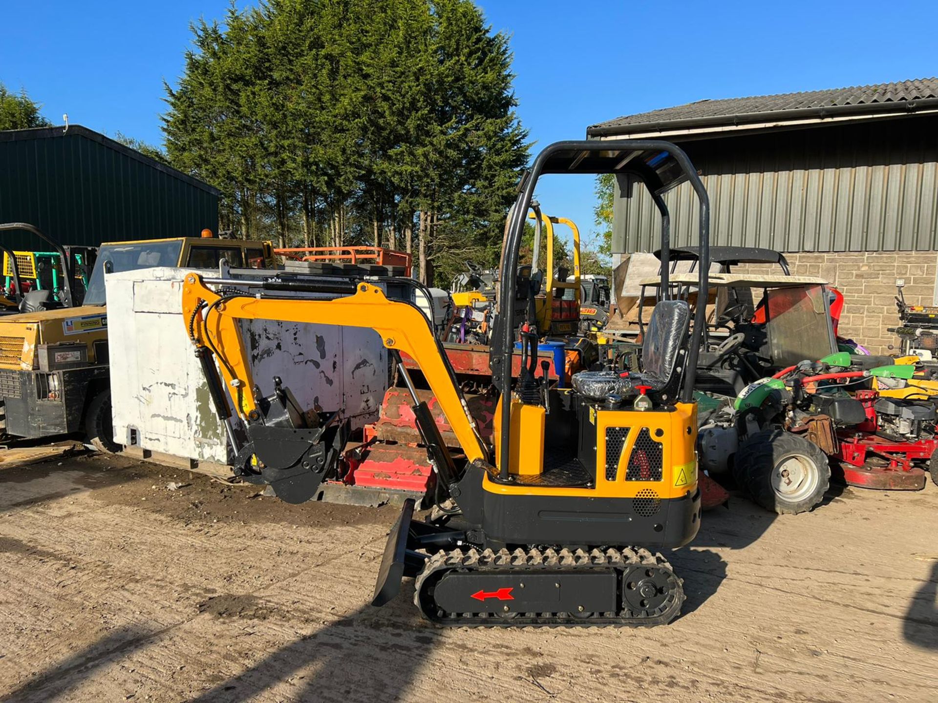NEW AND UNUSED LM10 YELLOW AND BLACK 1 TON MINI DIGGER, RUNS DRIVES AND DIGS, 3 BUCKETS *PLUS VAT* - Image 3 of 14