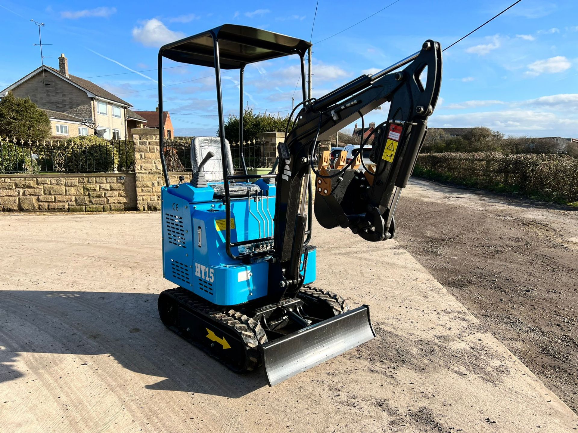 New And Unused JPC HT15 1.5 Ton Mini Digger, Runs Drives And Digs, 2 Cylinder Diesel Engine PLUS VAT