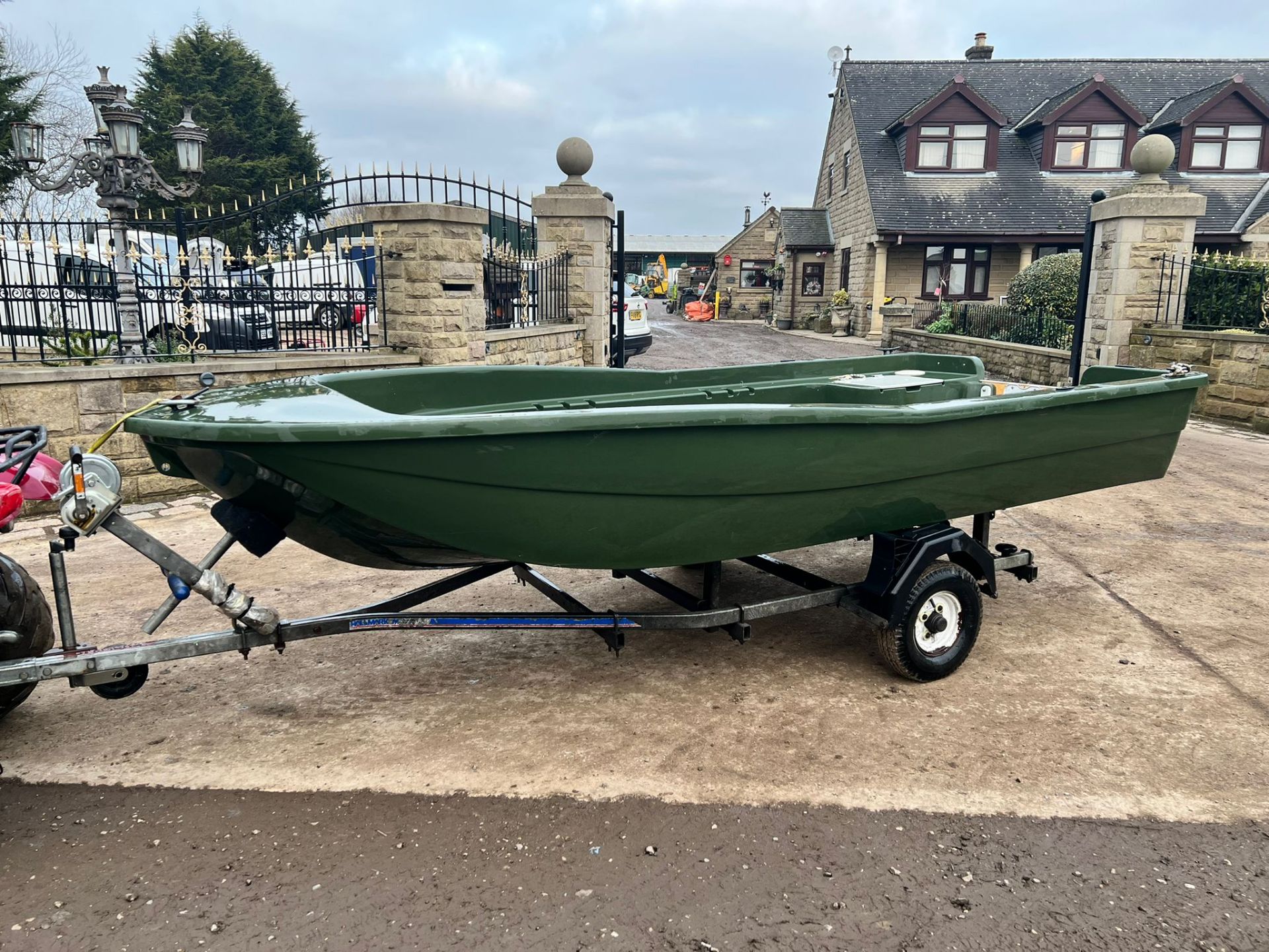 RIGFLEX AQUAPECHE 370 BOAT ON INDESPENSION MERIT SINGLE AXEL SPORT BOAT TRAILER WITH WINCH *PLUS VAT - Image 2 of 13