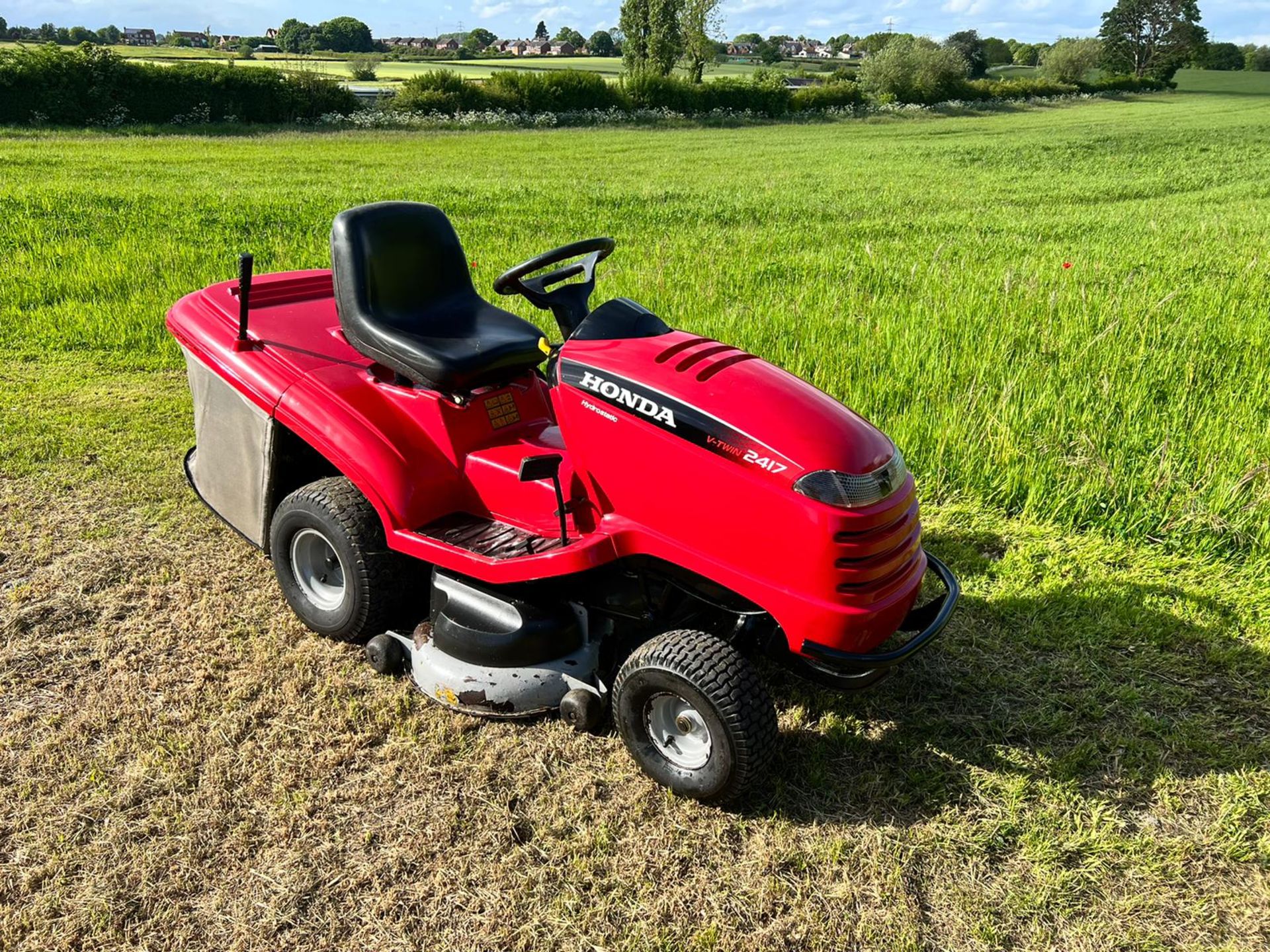 Honda 2417 Ride On Mower, Runs Drives And Cuts, Good Solid Twin Blade Deck *PLUS VAT*