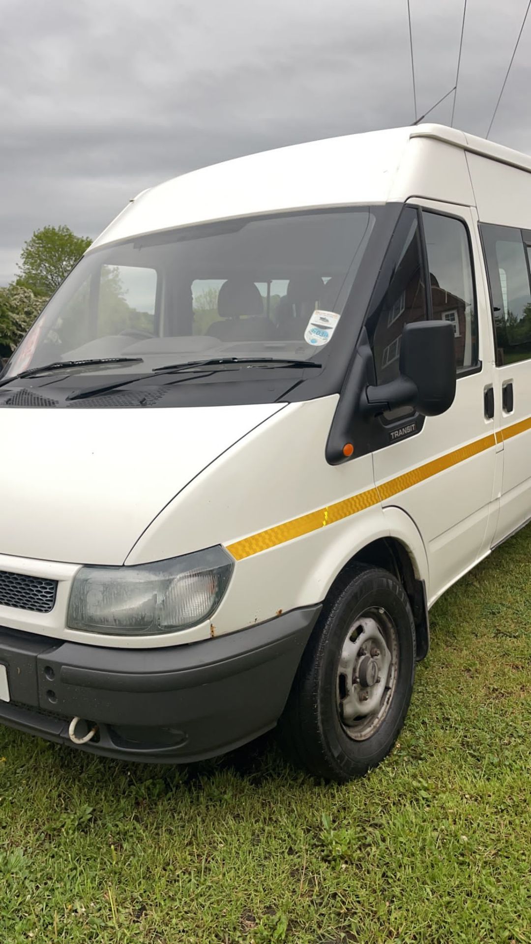 2004 04 FORD TRANSIT WHITE MINIBUS light scrape on drivers side, 9 seats, Wheel Chair lift fitted - Image 17 of 22