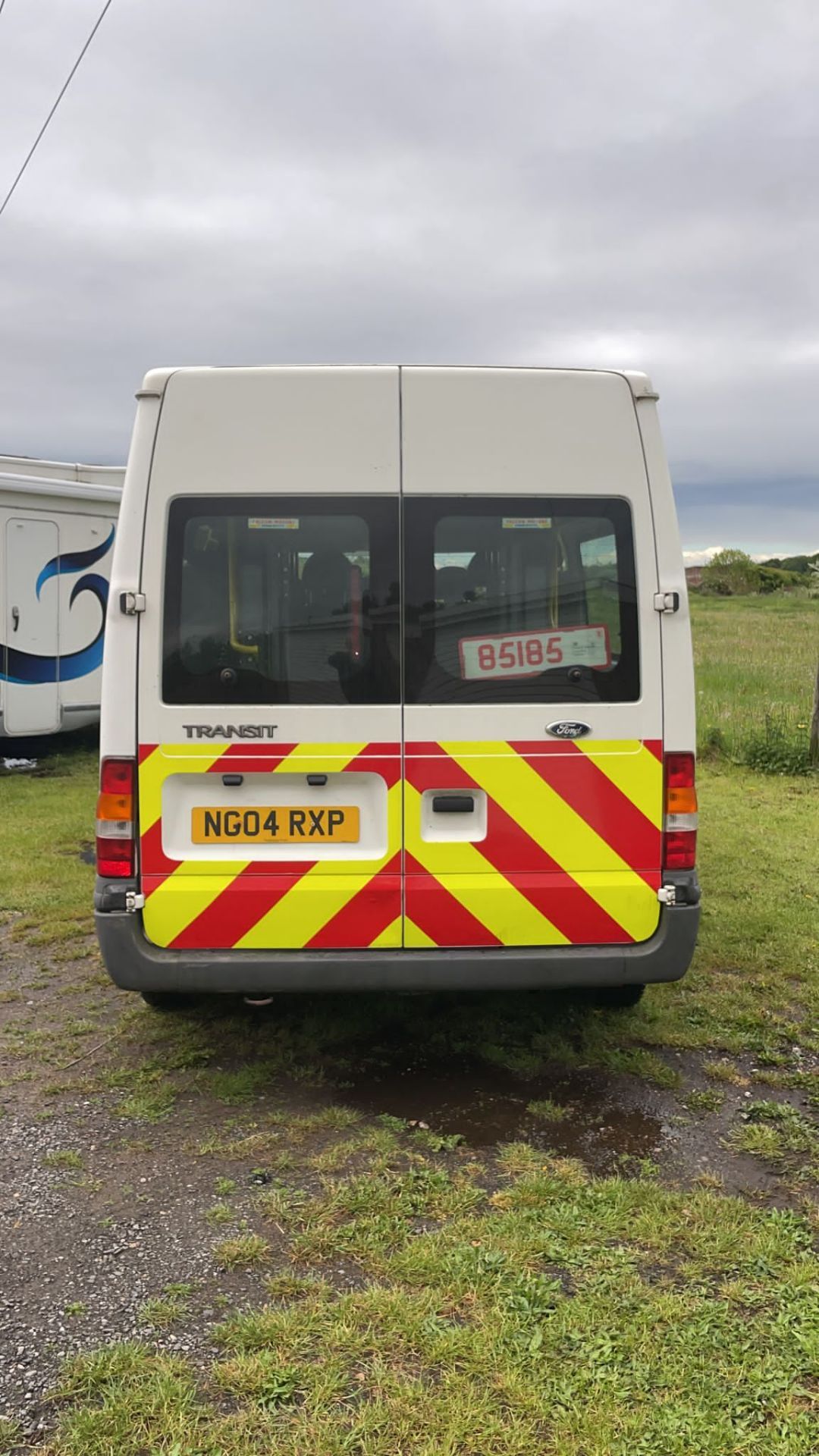 2004 04 FORD TRANSIT WHITE MINIBUS light scrape on drivers side, 9 seats, Wheel Chair lift fitted - Image 3 of 22