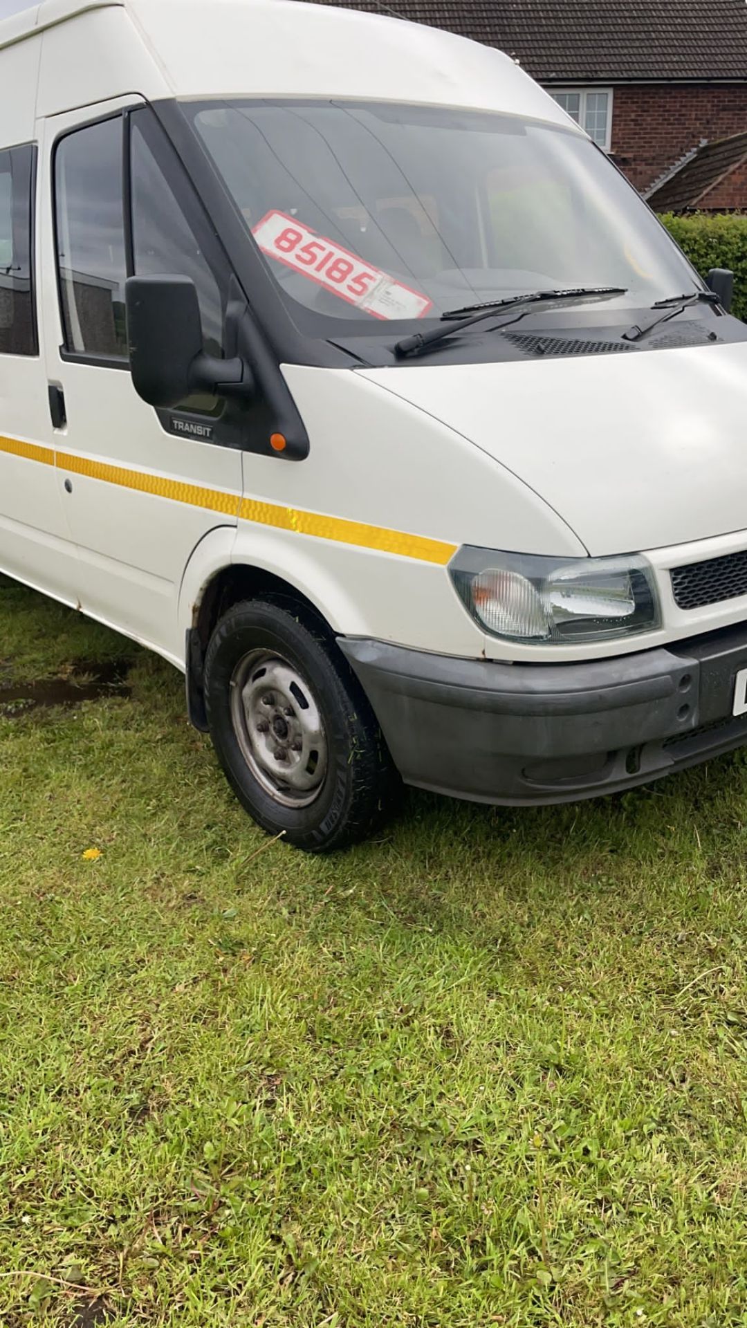 2004 04 FORD TRANSIT WHITE MINIBUS light scrape on drivers side, 9 seats, Wheel Chair lift fitted - Image 18 of 22