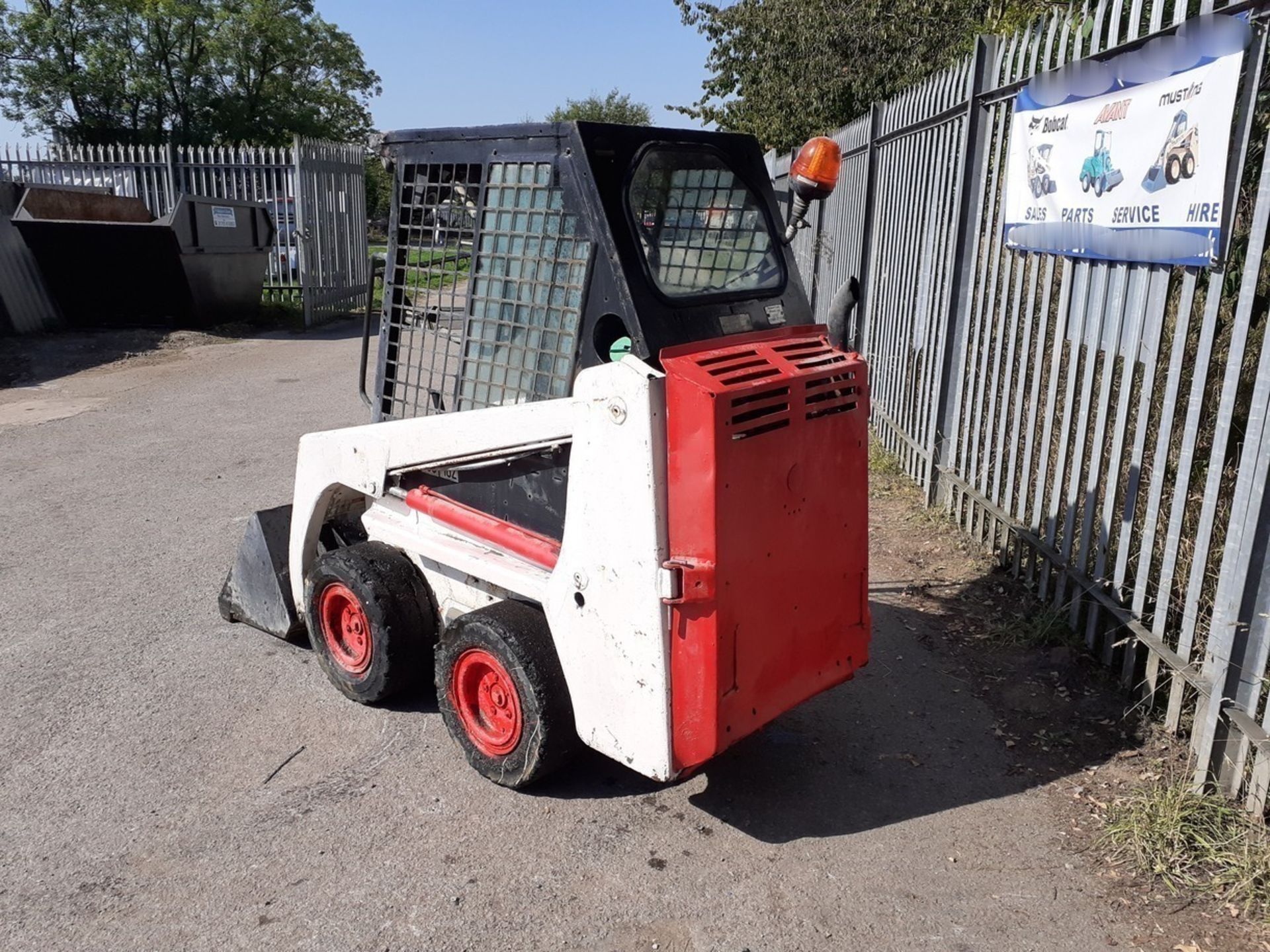 BOBCAT 453 SKID STEER, MECHANICALLY OPERATIONAL, YOM 2000, 3237 HRS, C/W BUCKET, SOLID WHEELS, TYRES - Image 3 of 5
