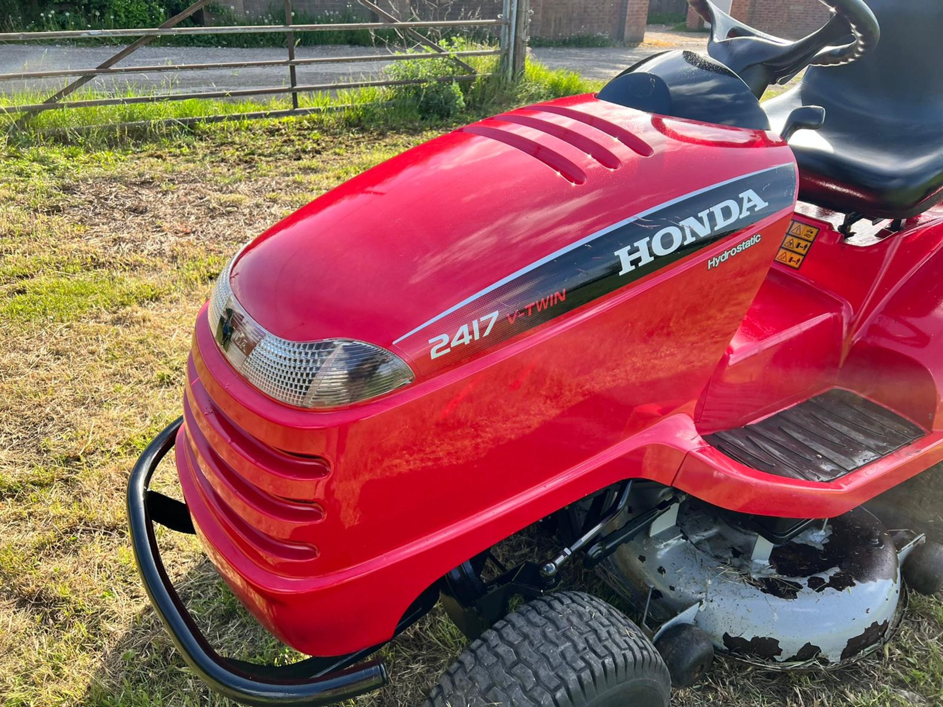 Honda 2417 Ride On Mower, Runs Drives And Cuts, Good Solid Twin Blade Deck *PLUS VAT* - Image 15 of 22